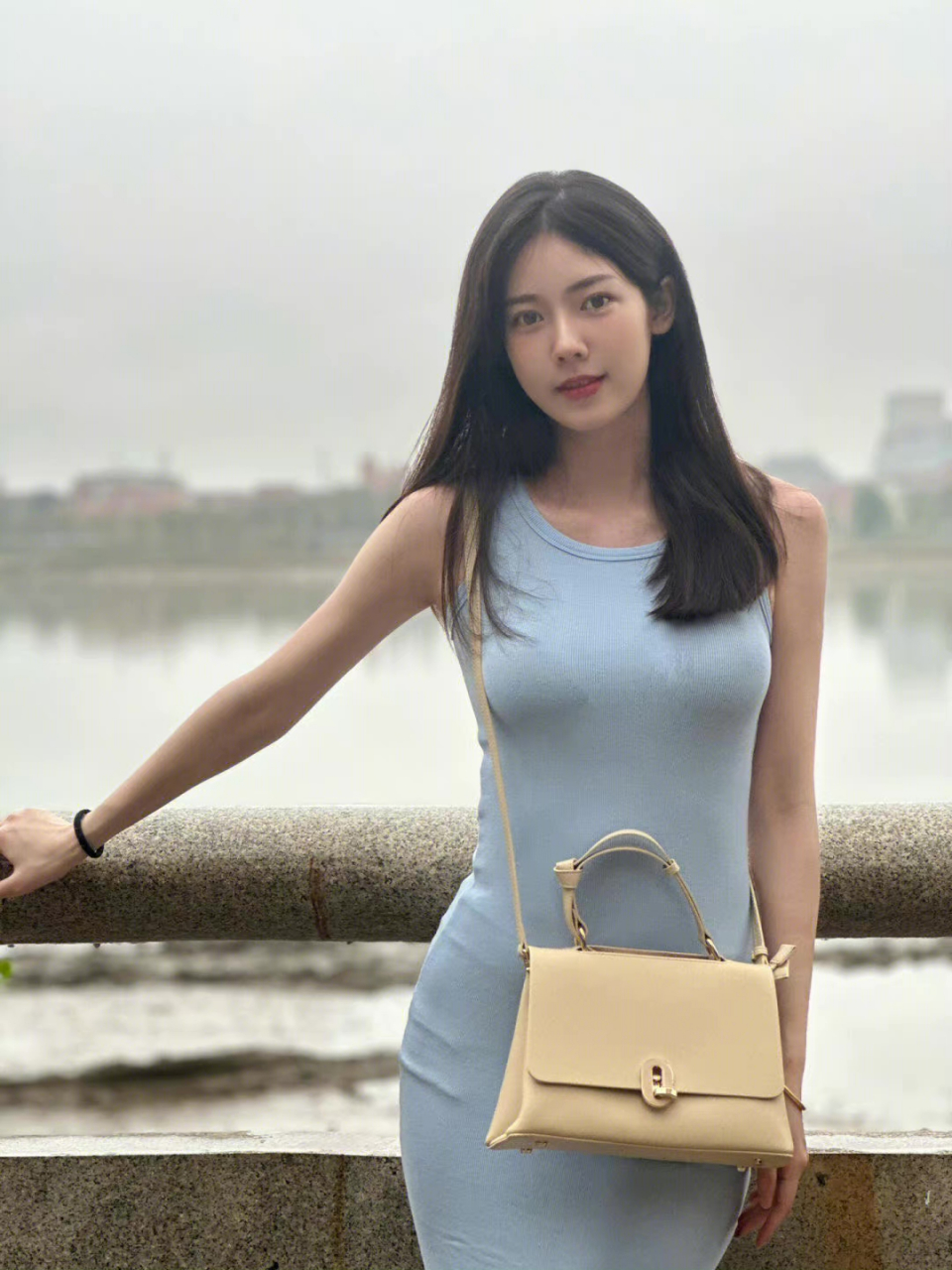 蓝色裙子,温婉优雅,苗条淑女的形象,真的好甜美. #时尚