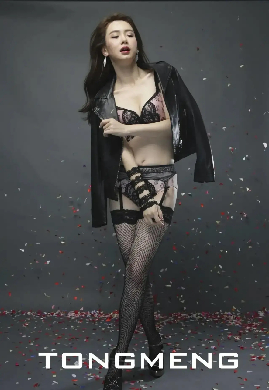 戚薇内衣代言照,不仅肤白貌美,还有凹凸有致的身材曲线,妥妥的美女,让