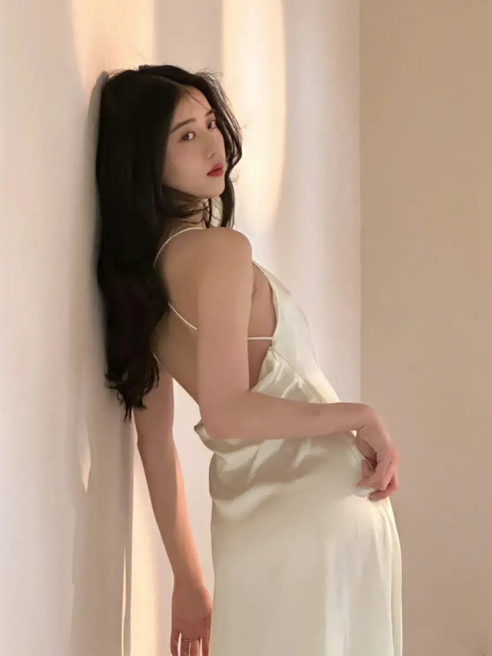 李凯馨,一袭白色吊带真丝裙,近乎完美的身材,细腰长腿,曲线曼妙,搭配