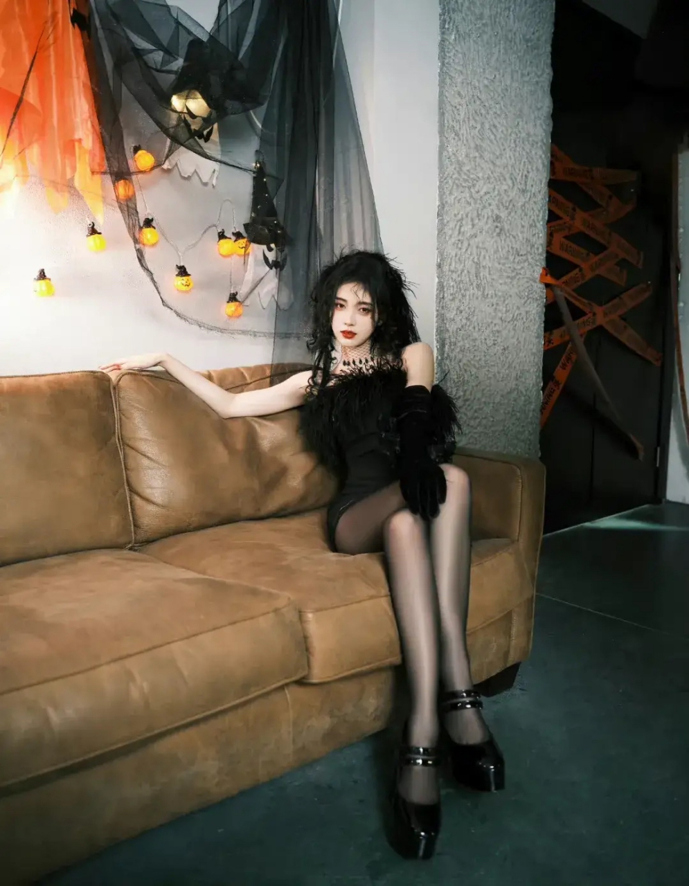 鞠婧祎一袭黑色羽毛裙搭配黑丝高跟鞋,娇艳妩媚 玲珑剔透#时尚