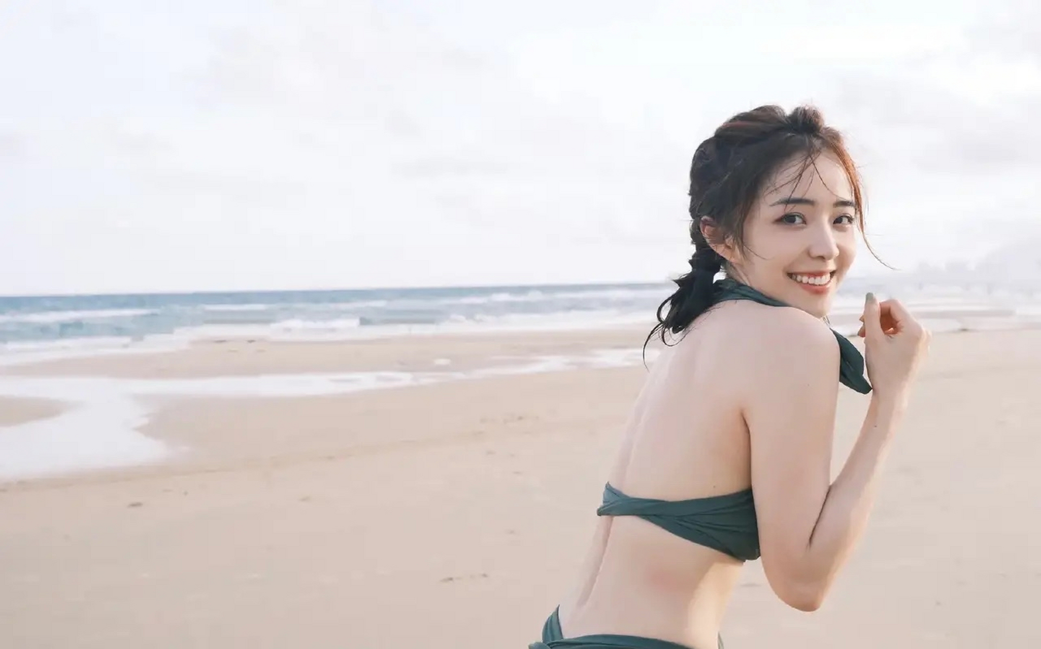 余霜 海边比基尼美照#时尚