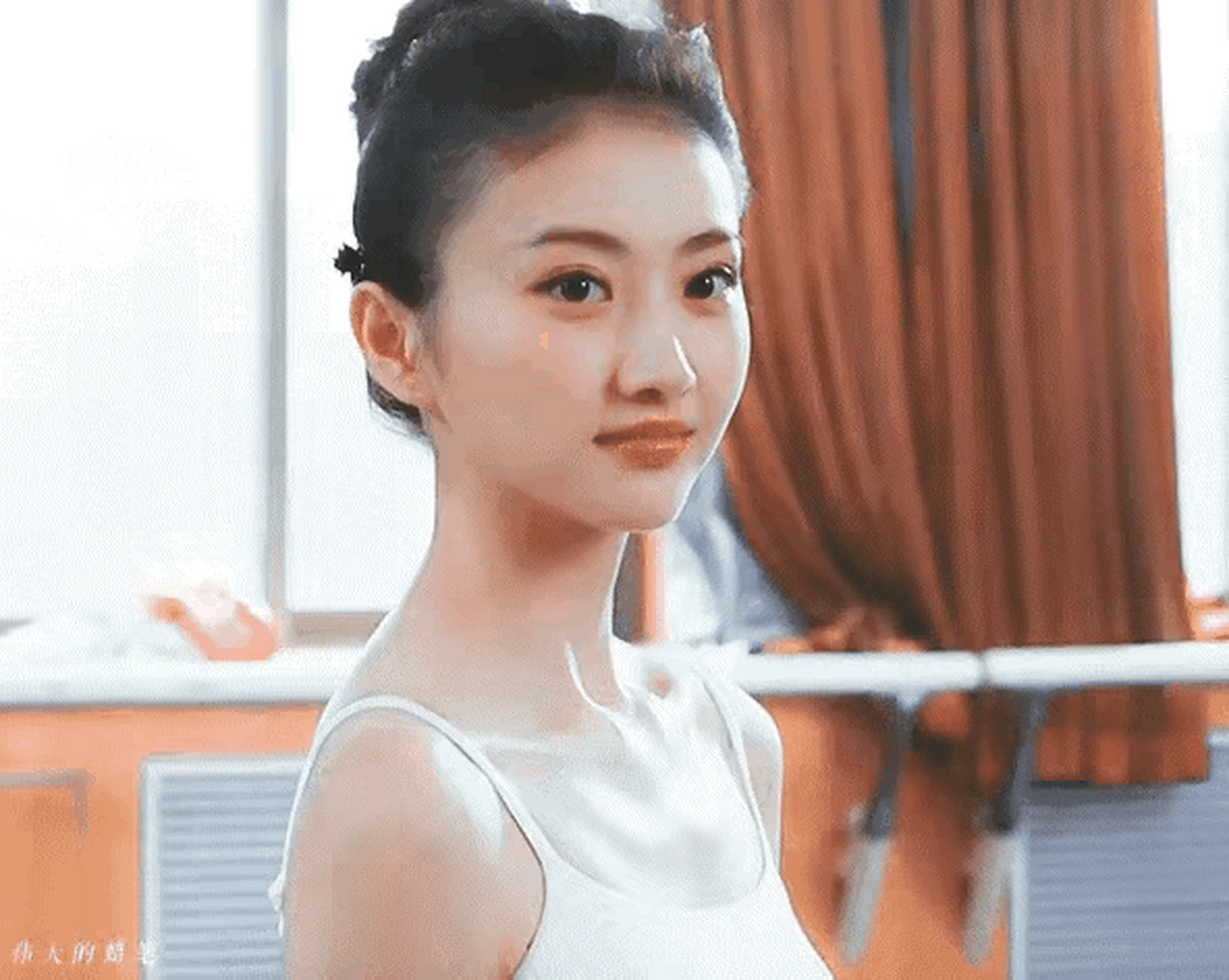 景甜早期采访的老照片太美了.皮肤白皙美丽.