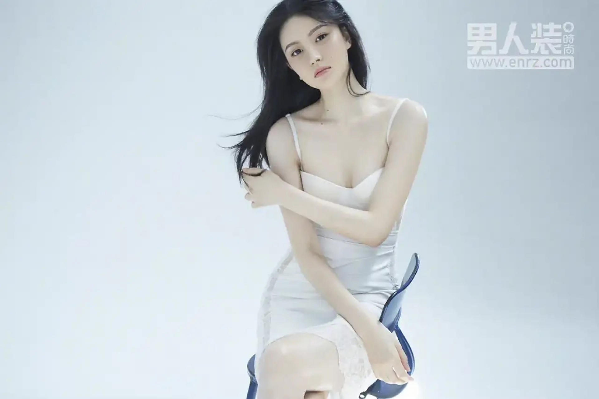 尹玲 ,精美写真照,白色吊带迷人,大长腿亮眼吸睛#时尚