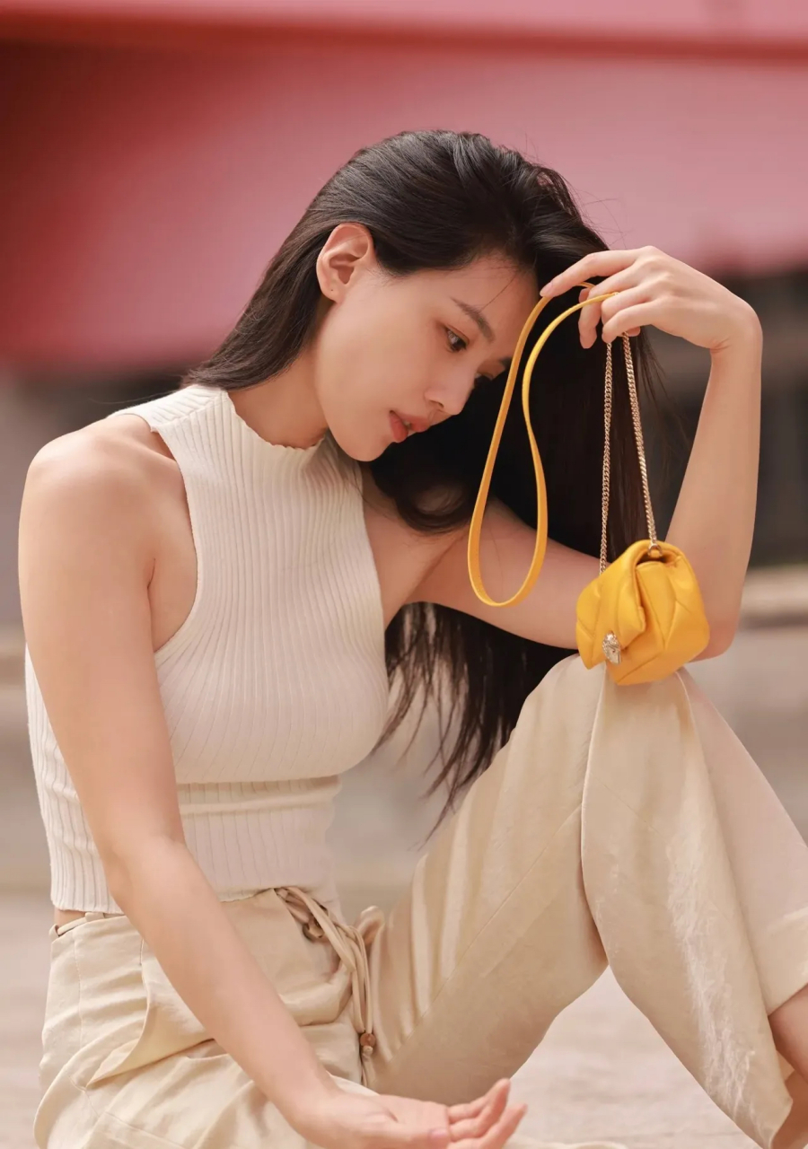 周紫馨晒自己日常照片,看得出,小姐姐的身材很有特点,肩膀很宽显得