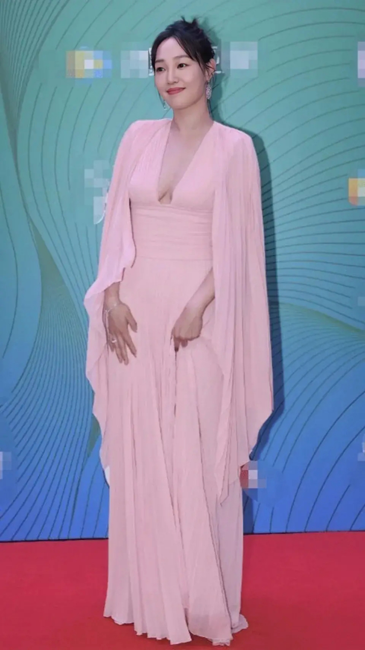 白百何一袭粉色礼服亮相,配合着傲人的身材和精致的妆容,优雅又不失