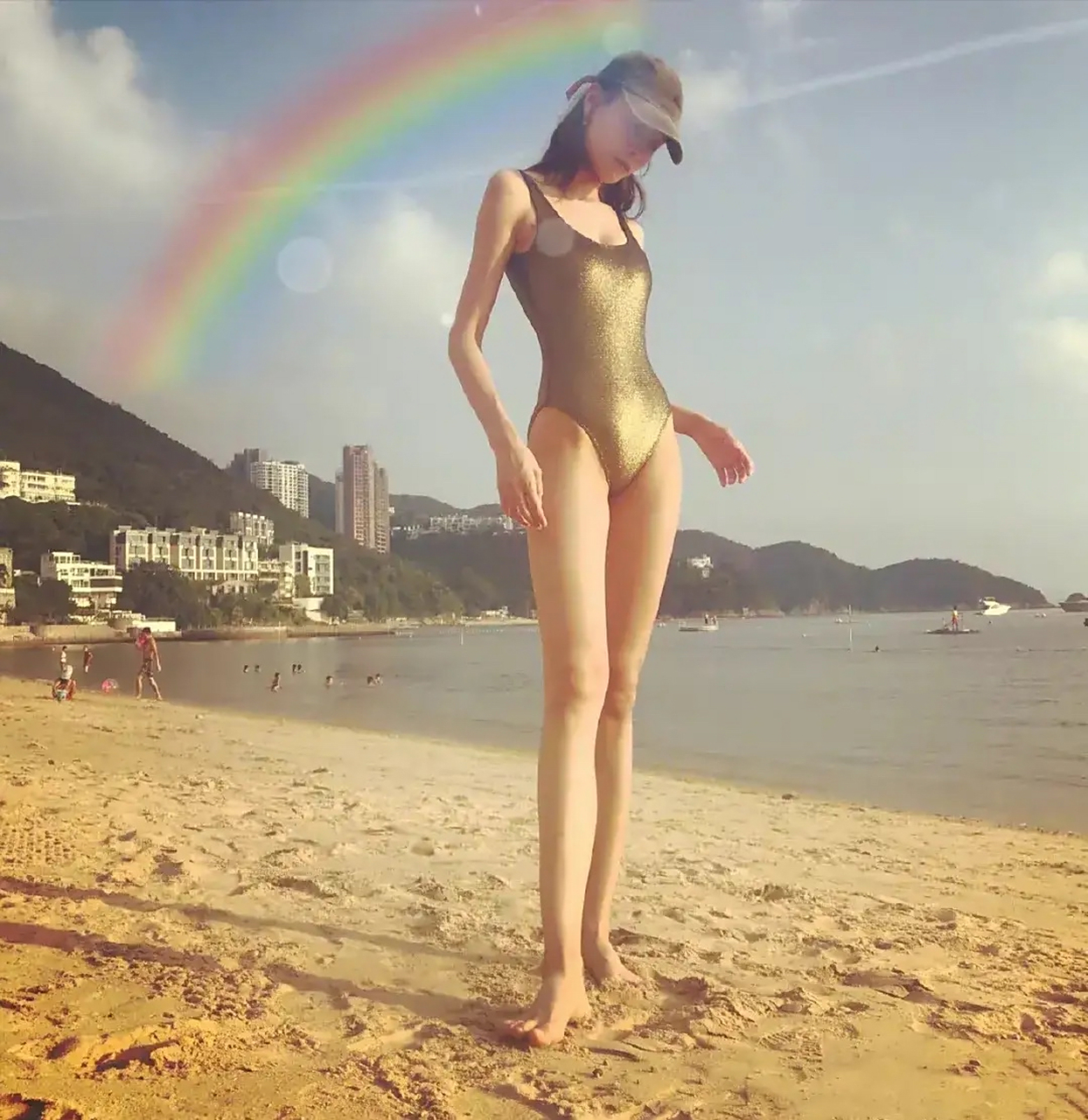 张蓝心,海边金色泳装,那欣长健美的身材,太美了#时尚