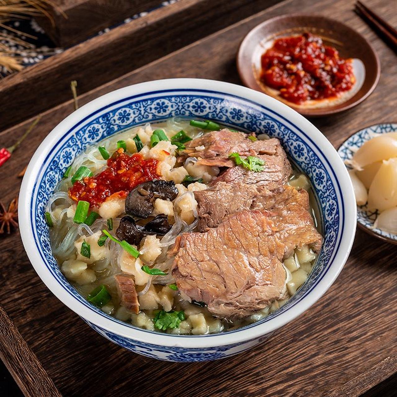 以下是一些值得推荐的陕西冬日美食: 1,羊肉泡馍:羊肉泡馍是陕西的