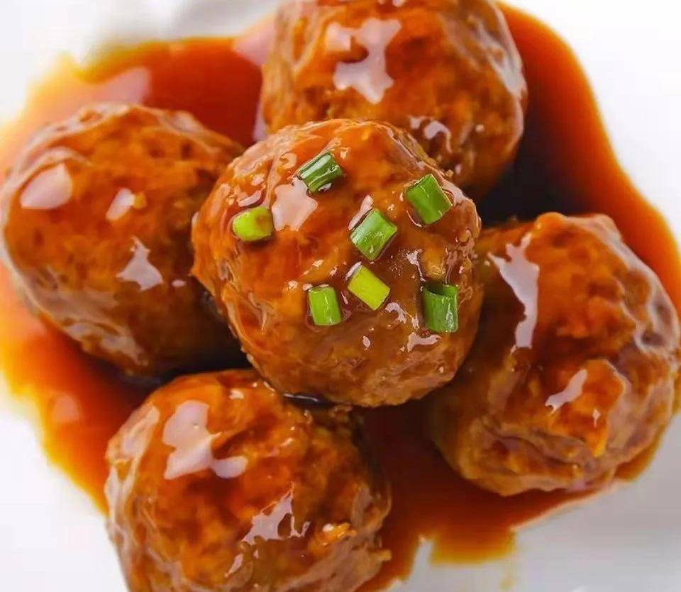 以下是一些湖北冬日美食的相关介绍: 1,莲藕炖排骨:莲藕是湖北特产,与