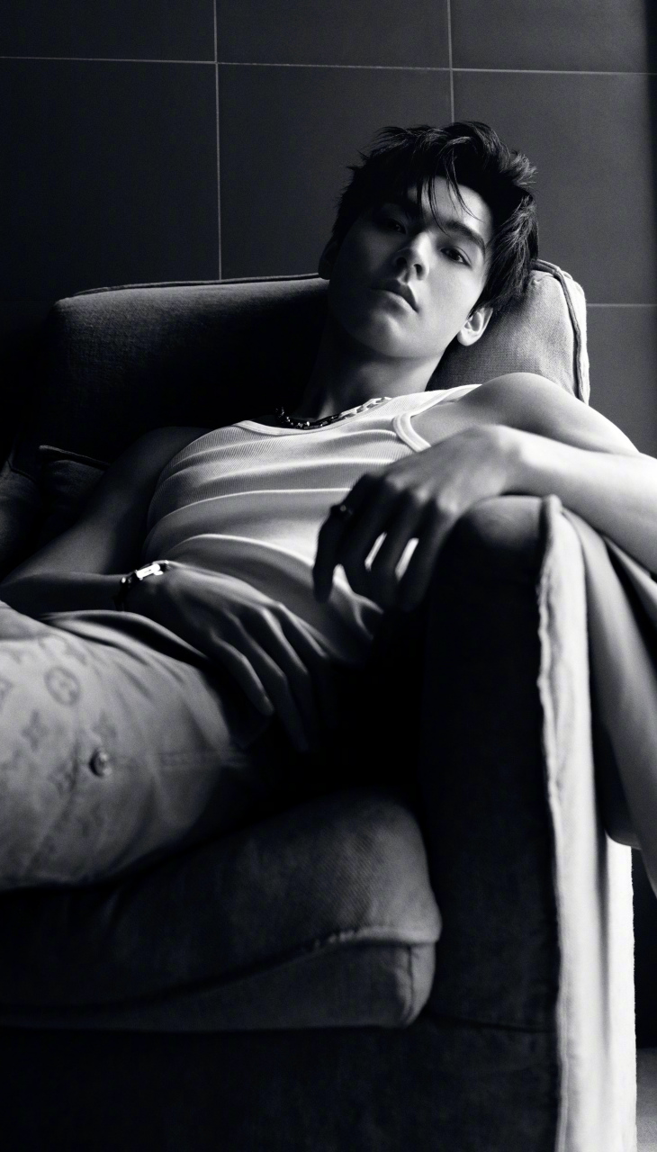 人间尤物,龚俊越来越松弛迷人了,好喜欢芭莎这一刊!