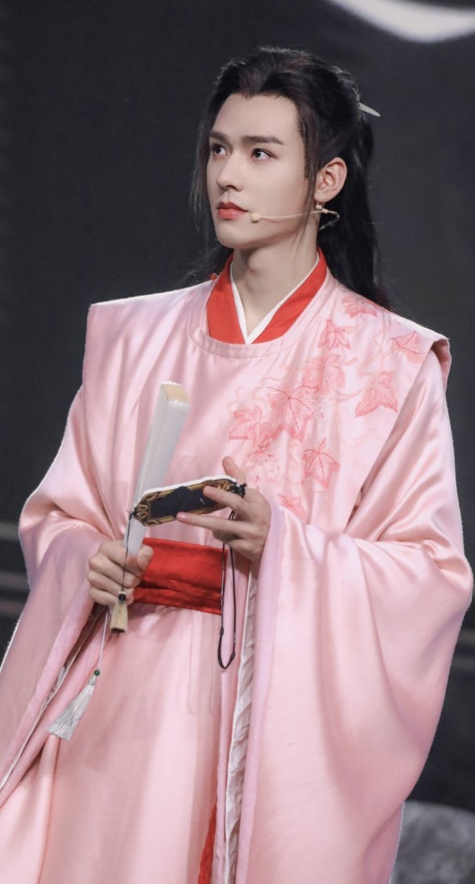 龚俊# 所谓桃花眼者,眼长,眼尾略弯.