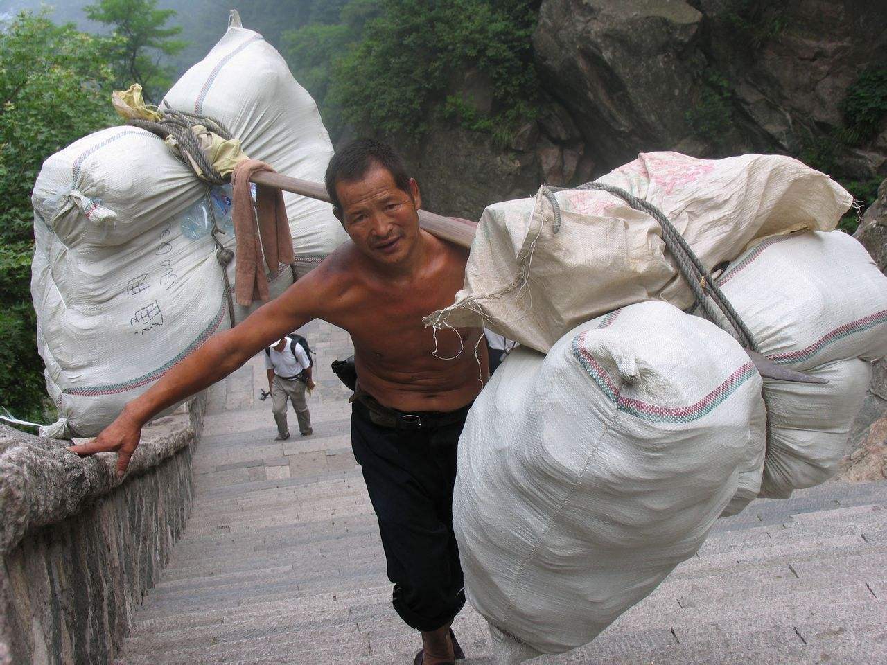 当我第一次看到泰山挑夫时,我感到非常震撼和敬佩