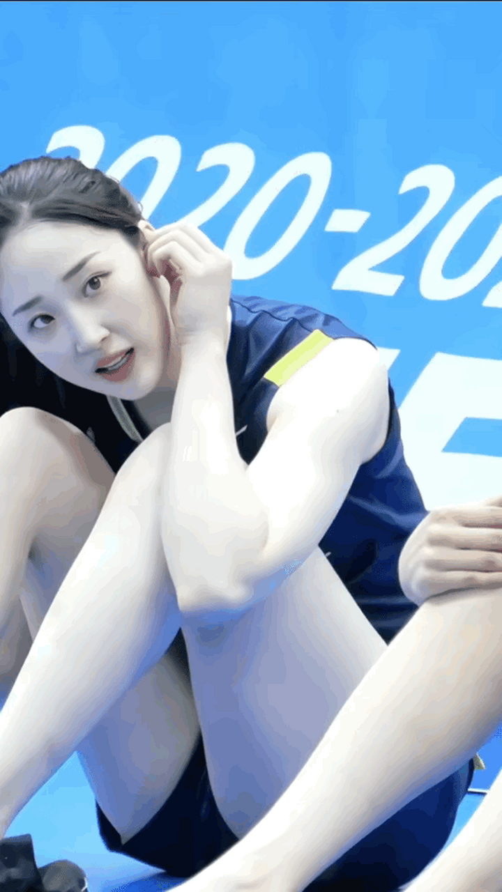 大学生运动会女排韩智英赛前热身