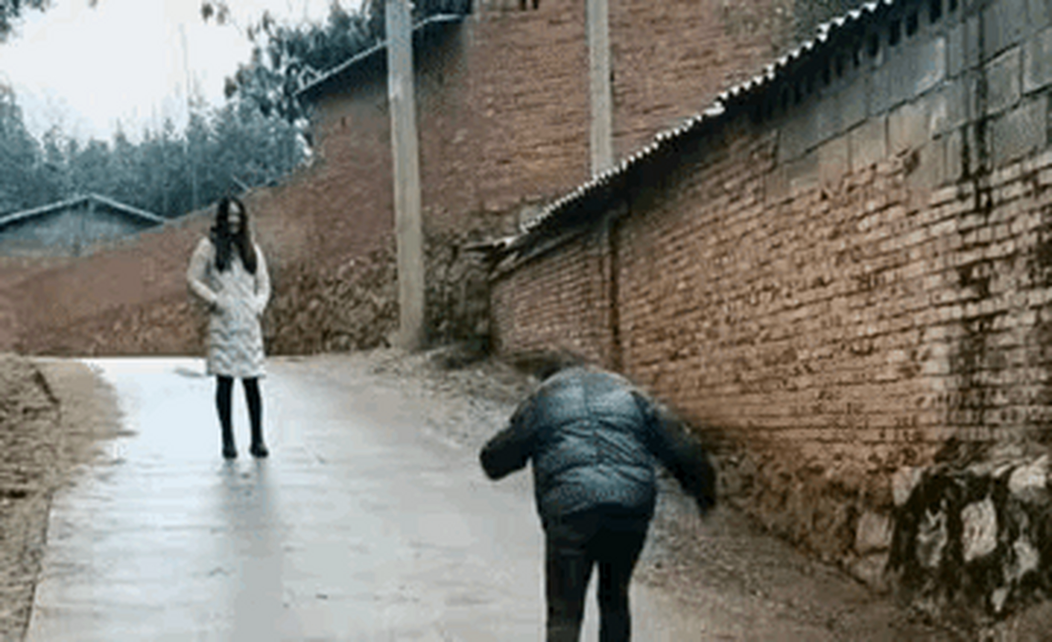 农村路很滑,摔到你害怕[三哈]