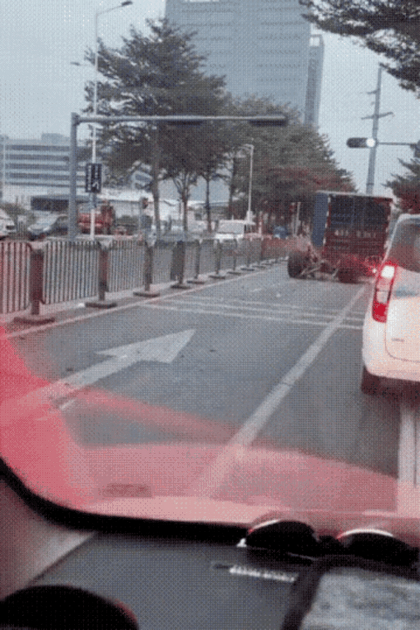 开车大神,轮子都飞了[笑哭]