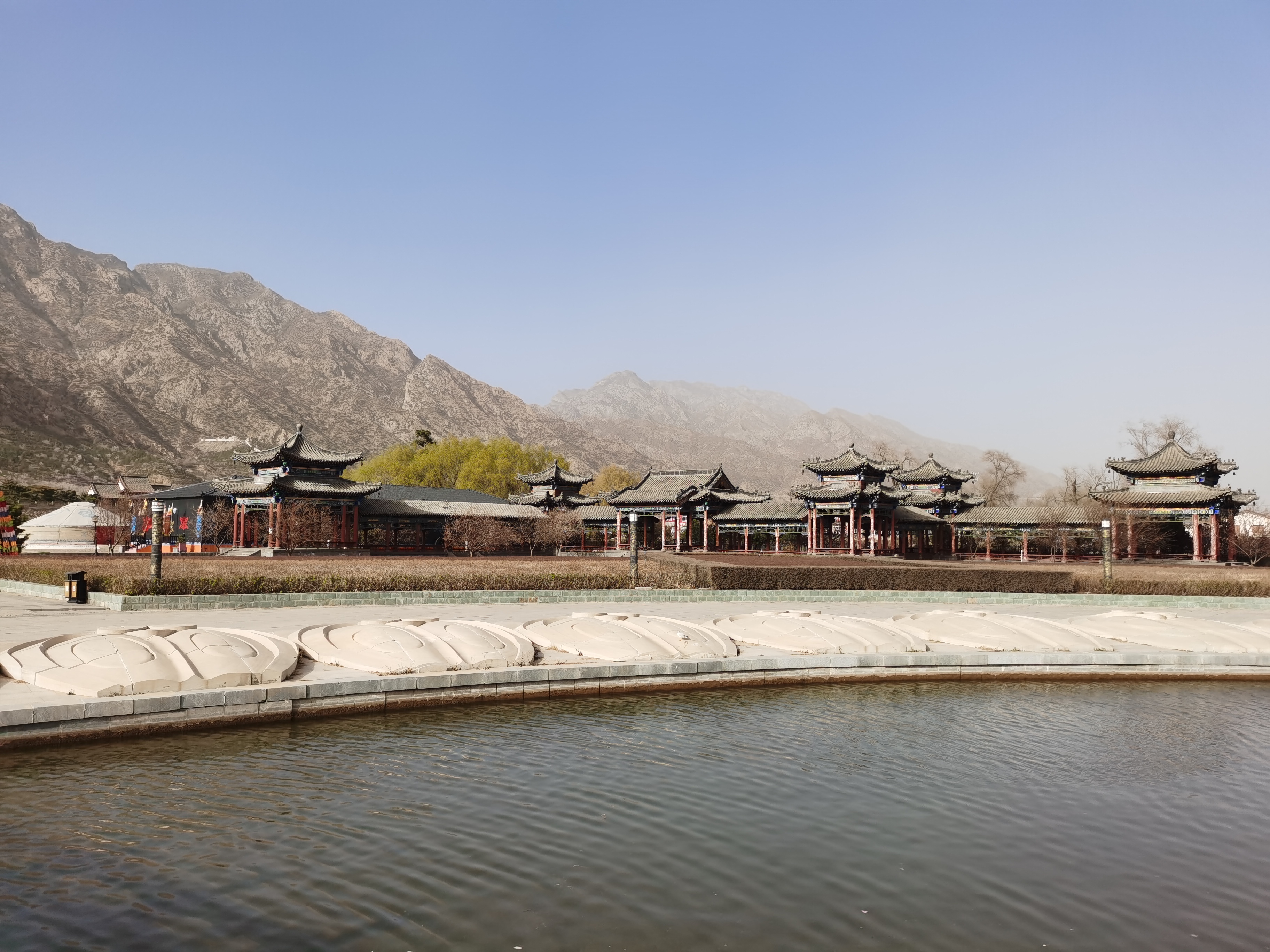 一来生气动怒损伤身体,得不偿失;二来争吵事小