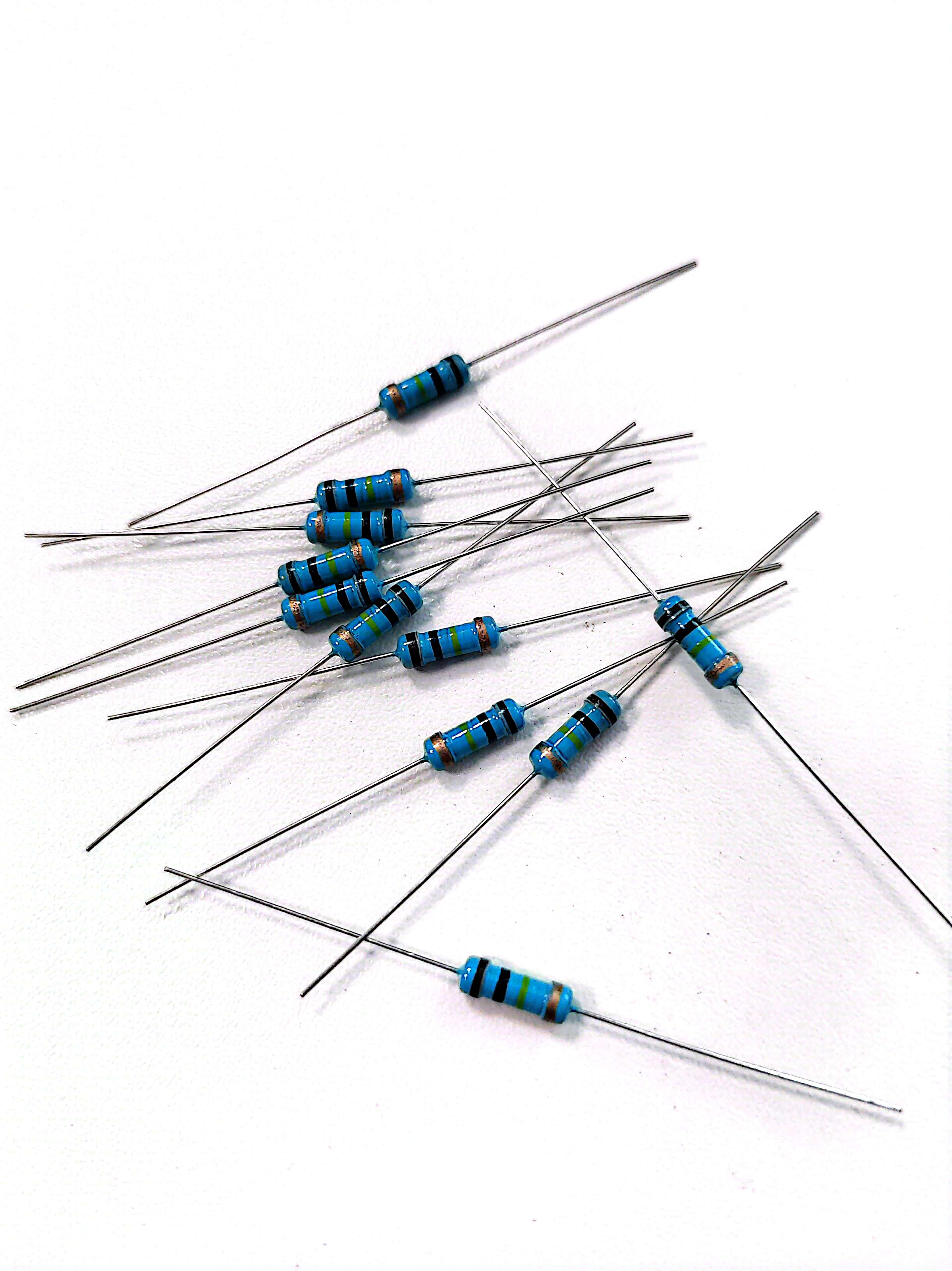 电阻器是电子电路中限制电流的元件,通过阻碍电子流动来调节电压和