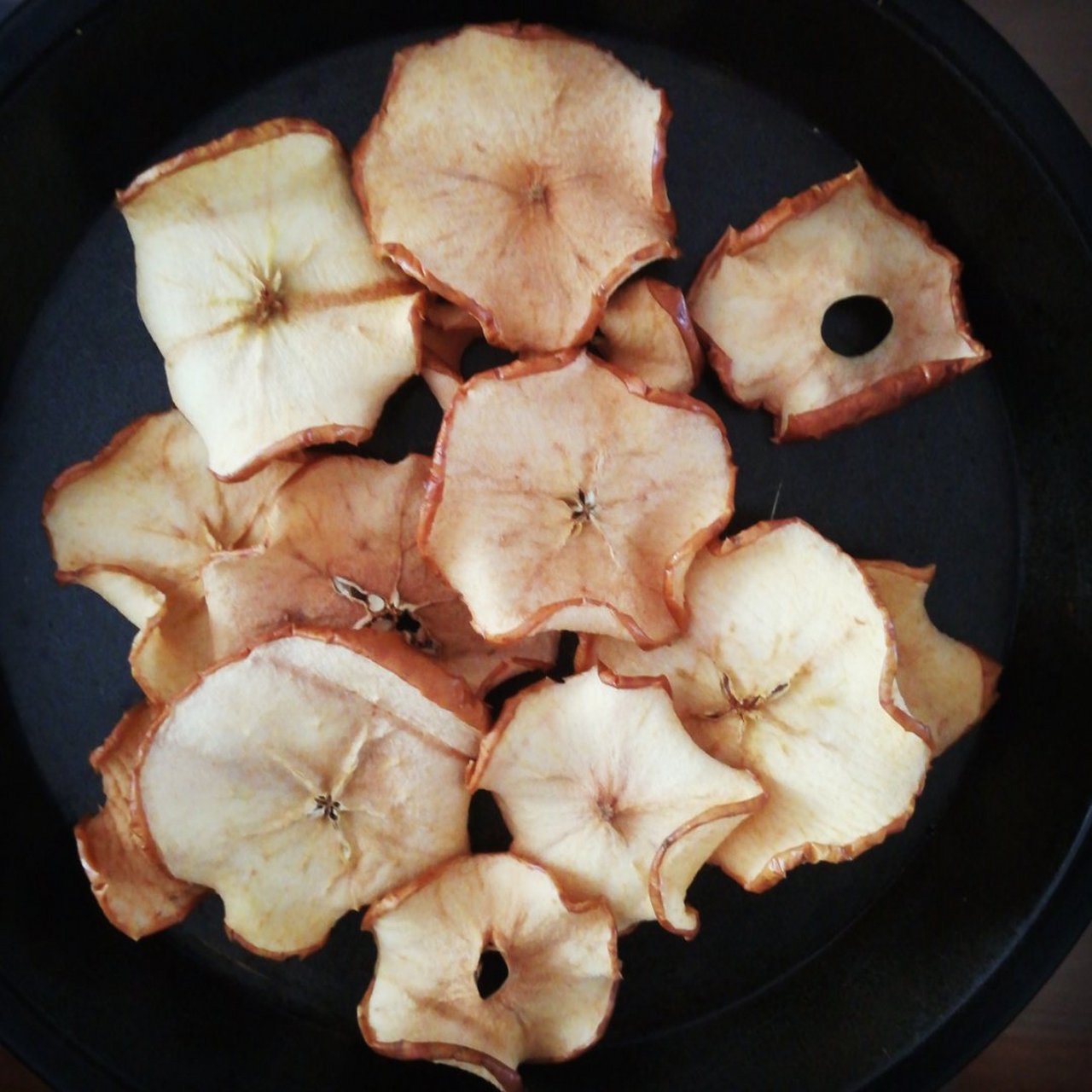 用烤箱烤的苹果片终于成功了,把秘诀分享给你们:苹果切1毫米片,上下火
