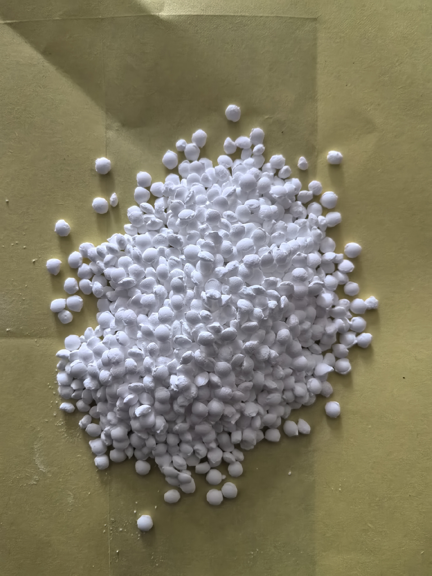 无卤阻燃剂母粒对 pbt 材料加工性能的影响主要包括以下方面