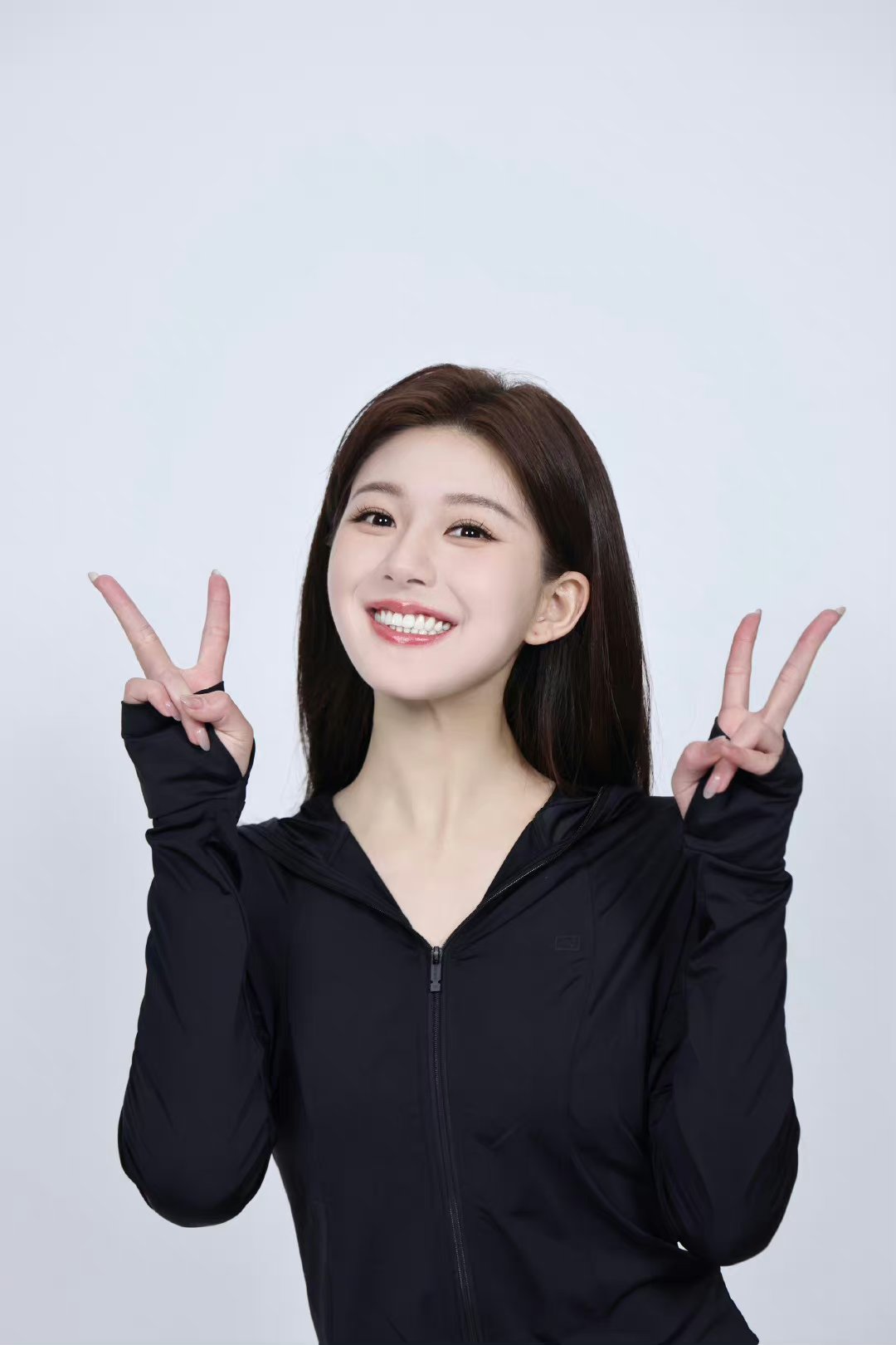 赵露思比耶自拍,笑容甜美,活力满分!