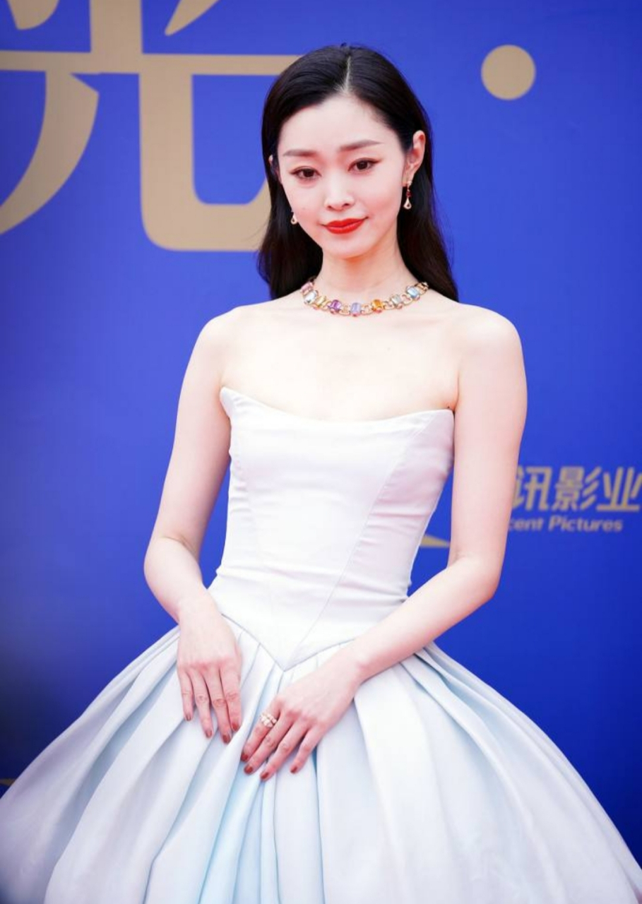 宋轶,身穿浅蓝色礼服,气质极佳 网友知乎铁哥太美了!