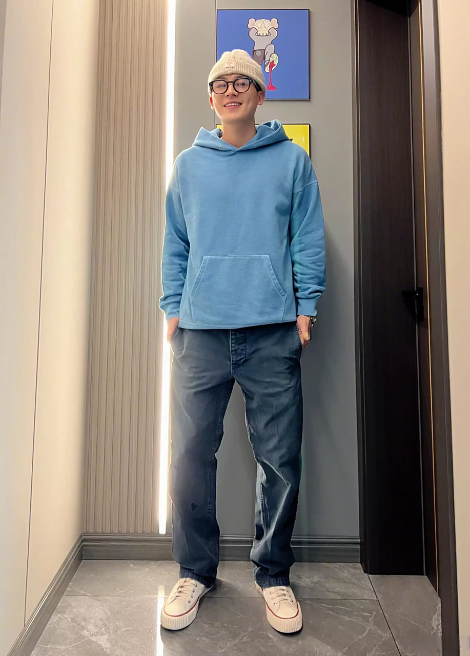 欧豪,一身休闲套装,毛线帽搭眼镜,干净利落  蓝色卫衣搭配休闲牛仔裤