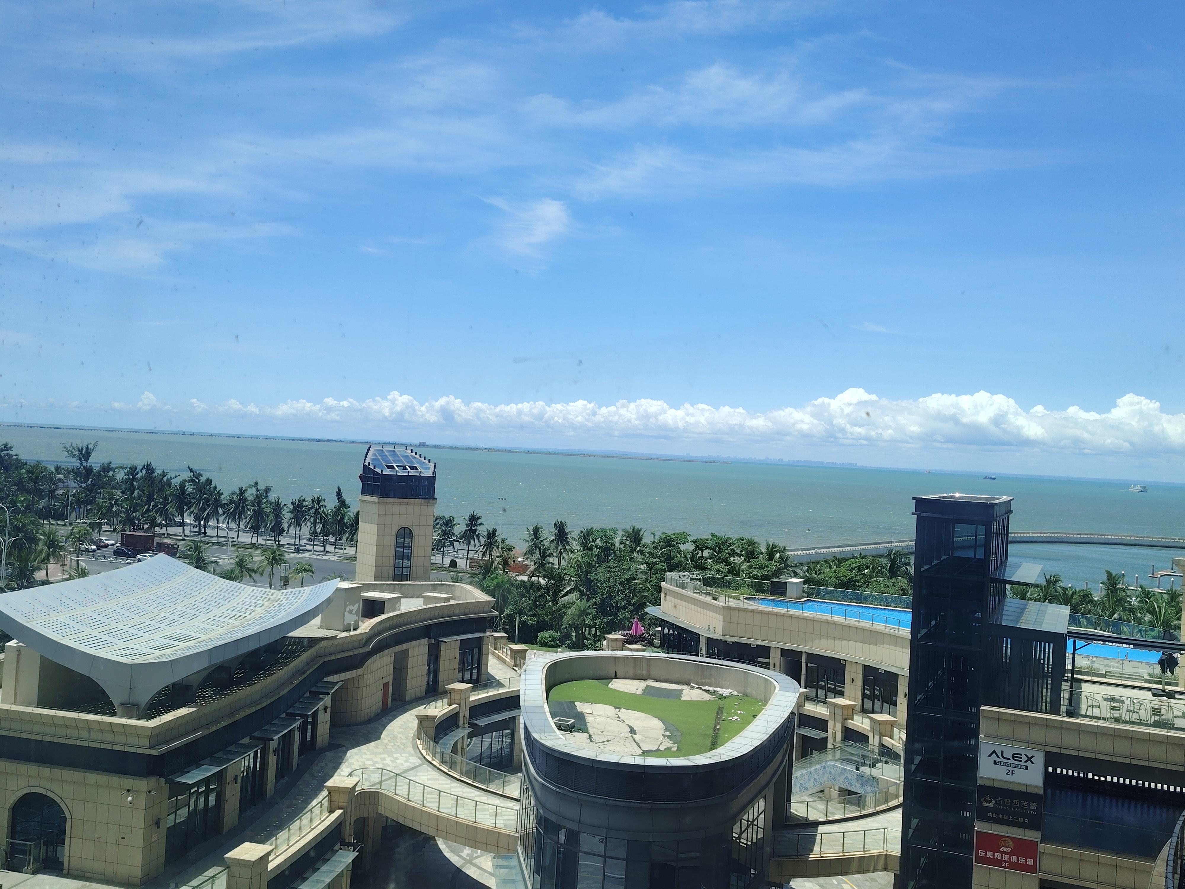 "文字是矿砂,还是铁坯?是绸缎,是利剑?全看有没有炼字的淬炼功夫