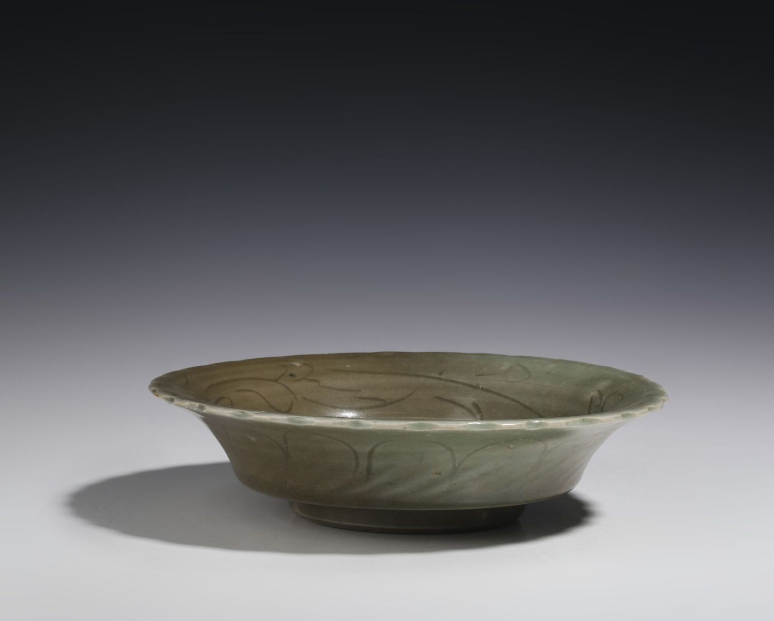 文玩# 元代龙泉窑葵口折腰刻花盘 全品,口径约19公分