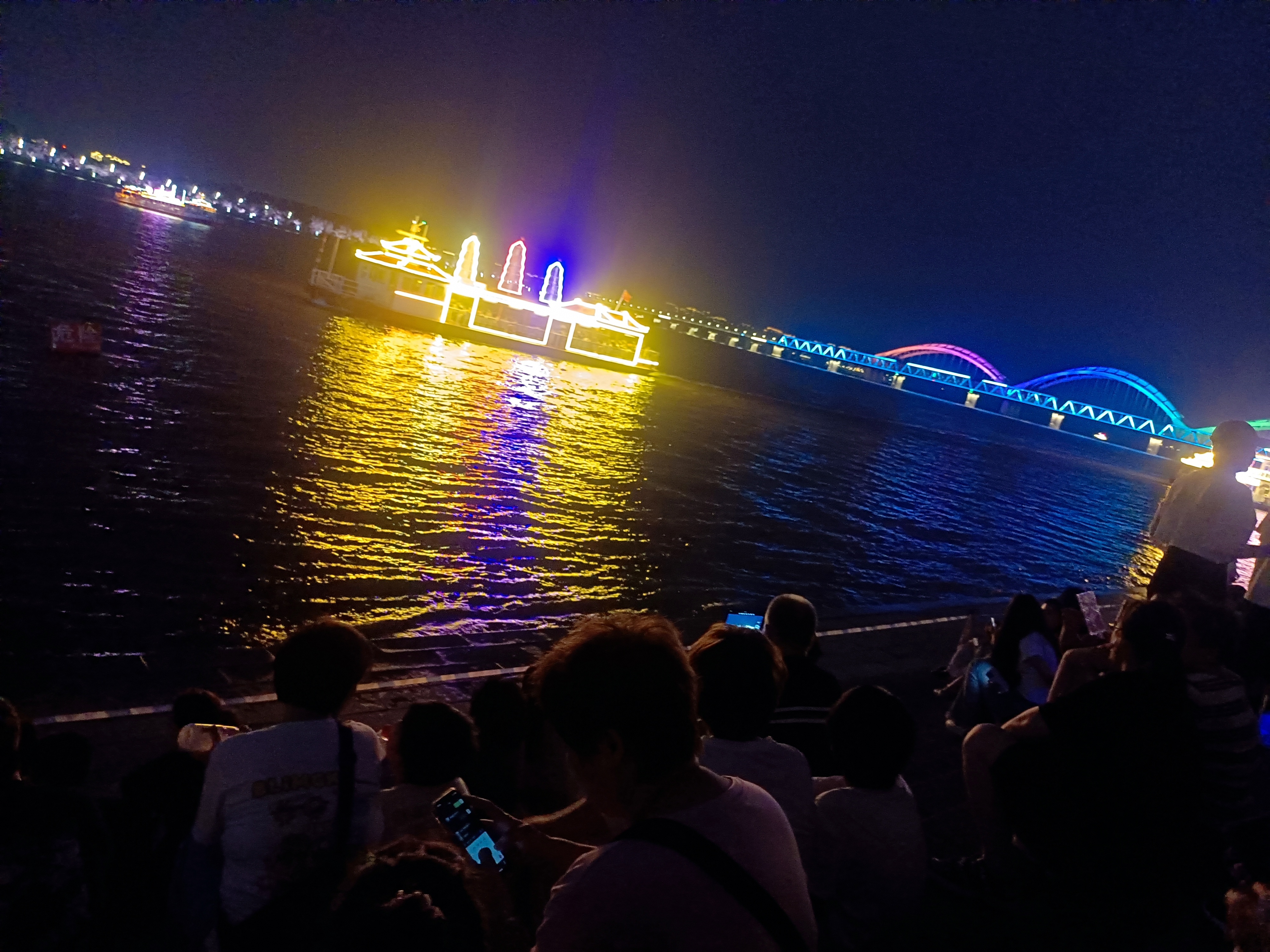 黑龙江哈尔滨中央大街江边每天晚上都是这么多人吗?