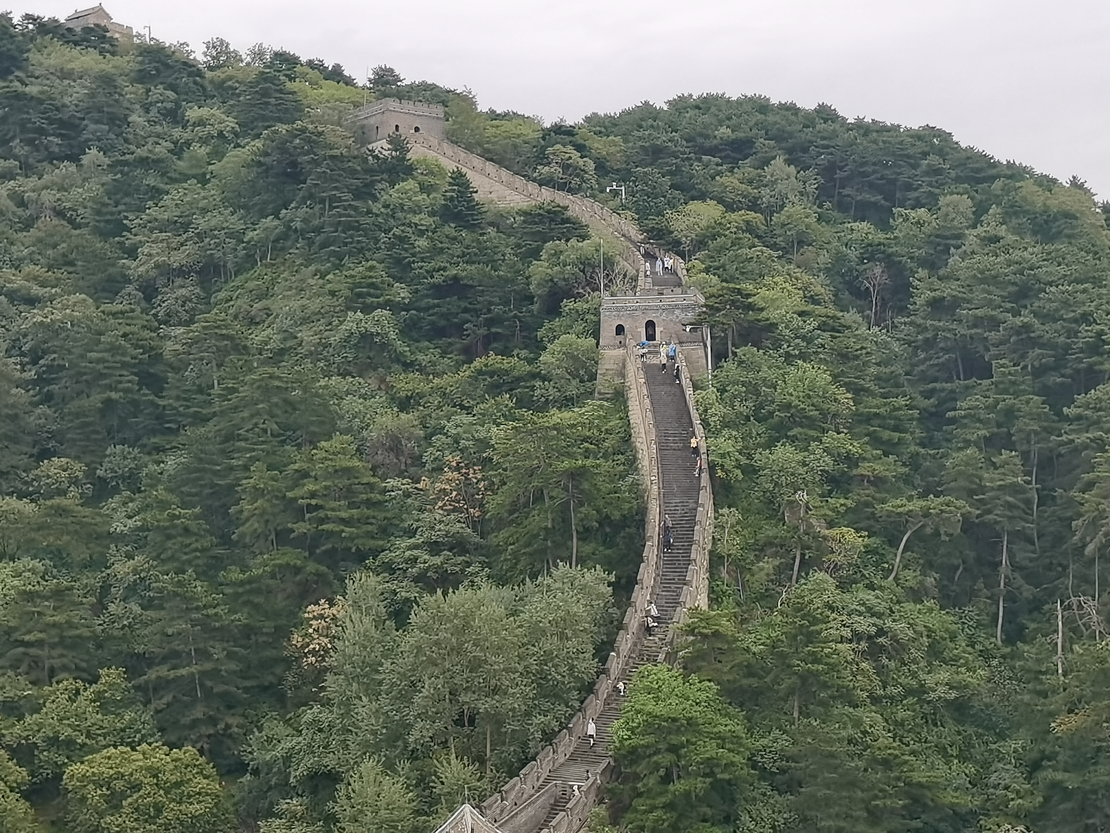 山林与长城,自然与人文,和谐而奇异