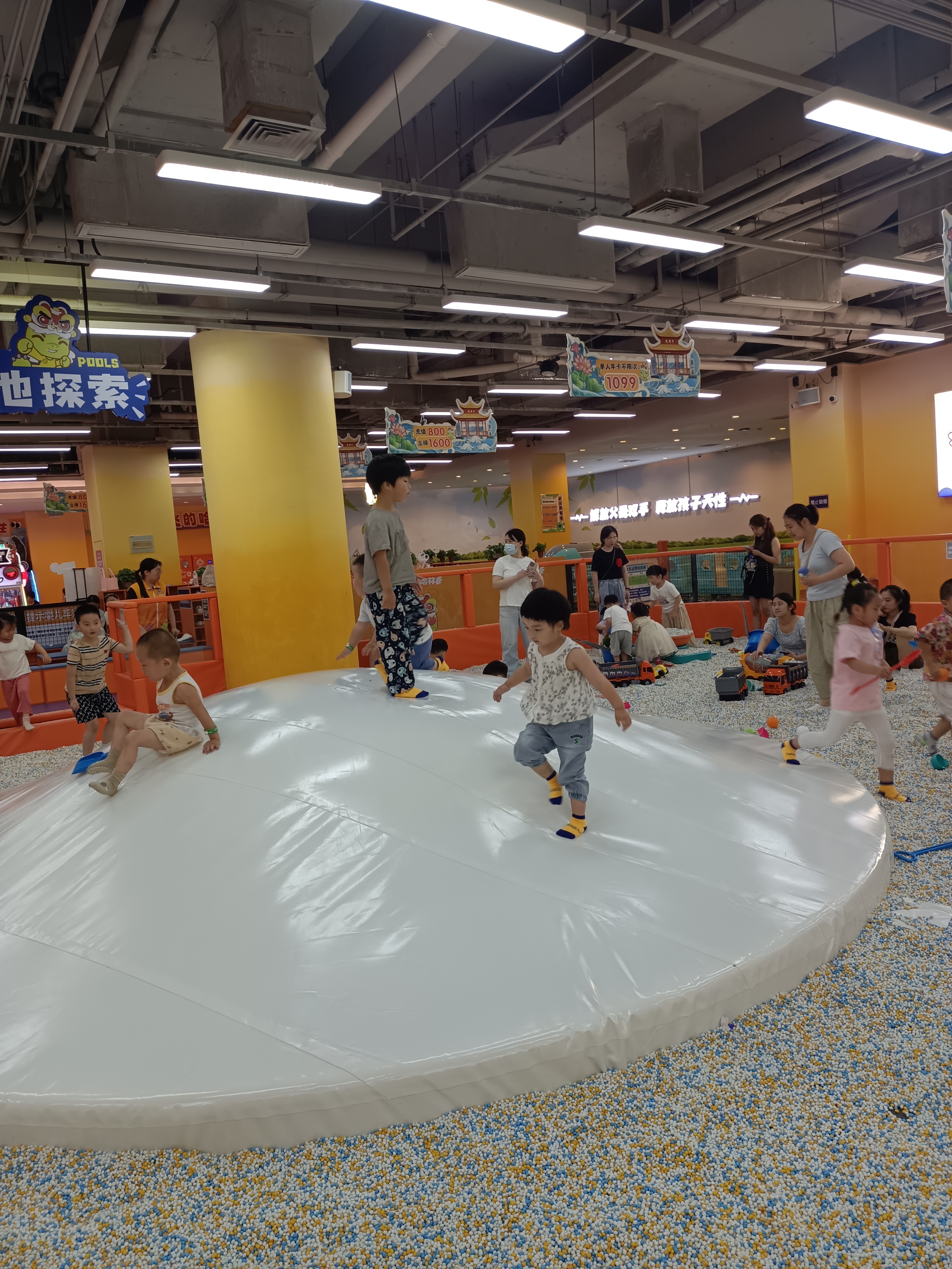 见得最多的是奶奶带娃的,像我这种爷爷客串带娃的很少.