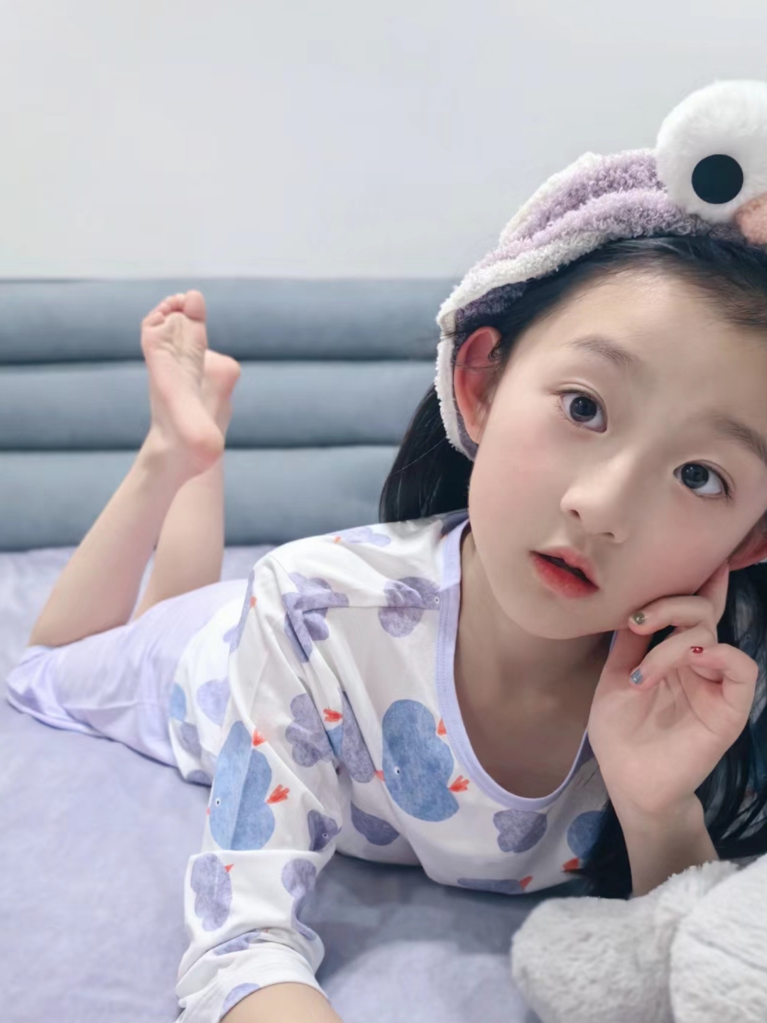 可爱的裸脚小女孩!美女!#热点引擎计划