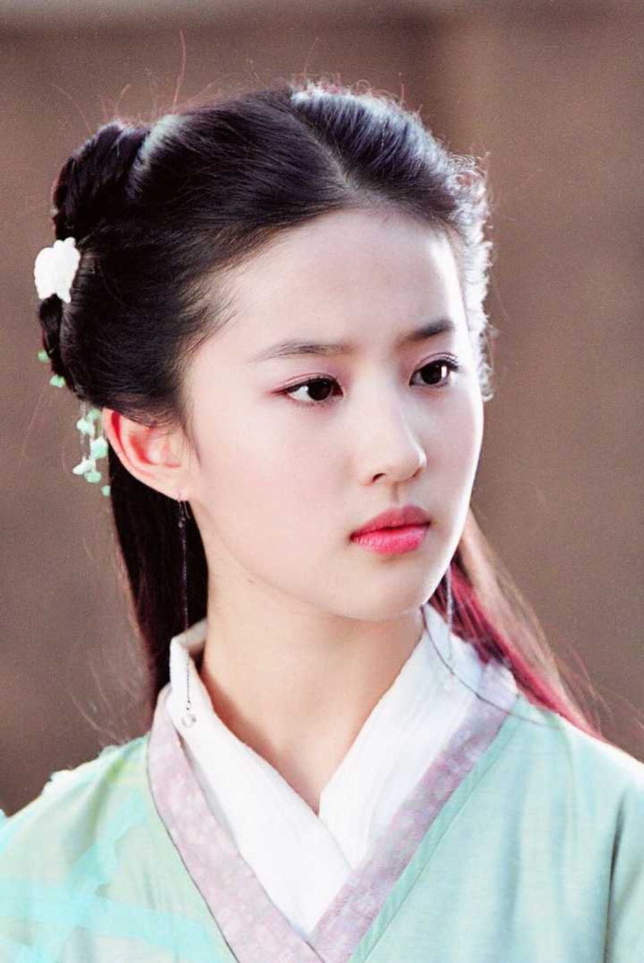 刘亦菲年轻的时候真的好漂亮,她身上自带一种仙气,用《美若天仙》这个