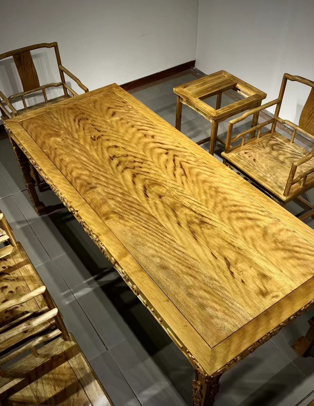 品名:虎皮干泡茶桌八件套 材质:四川小叶桢楠 尺寸:桌198