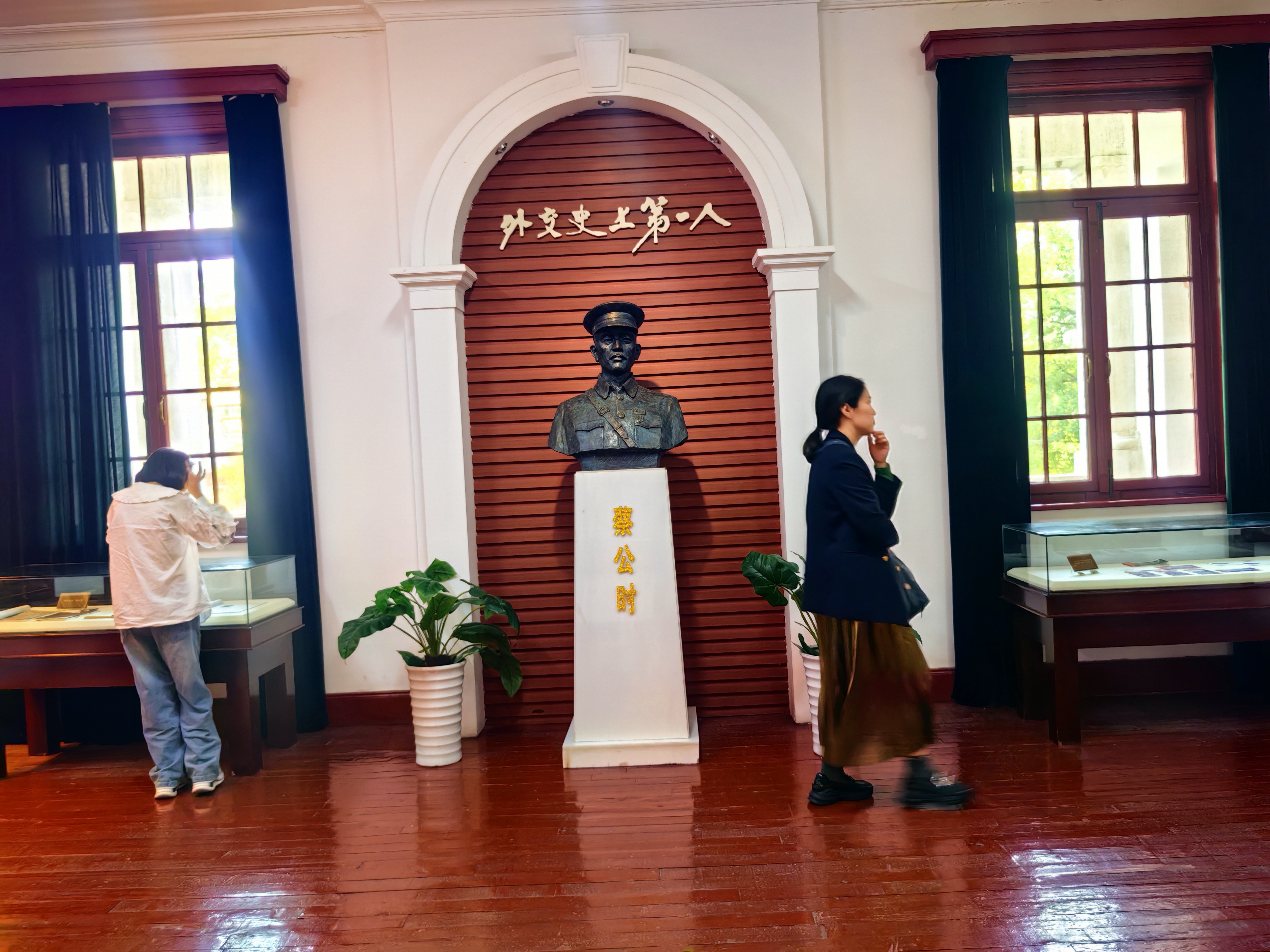 济南经四路上山东省眼科医院东临,有一栋二层西