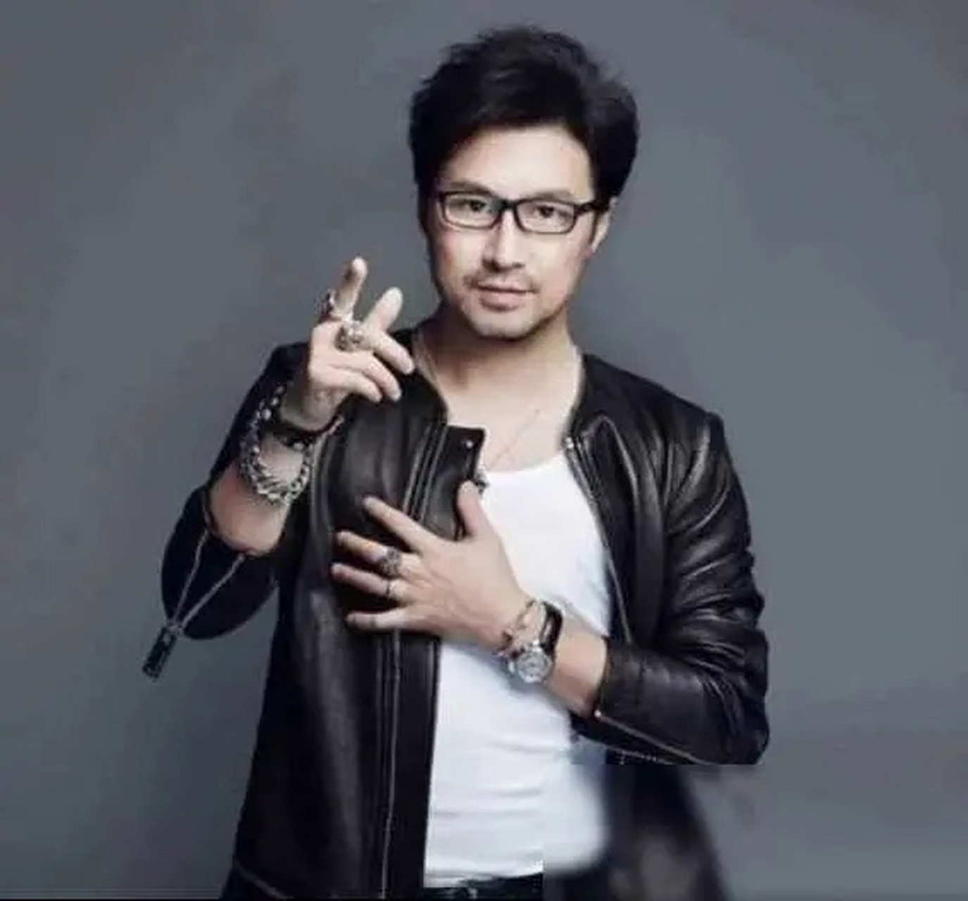 "当年,她为汪峰放弃事业,共同追梦,却不料梦醒时分如此凄凉.