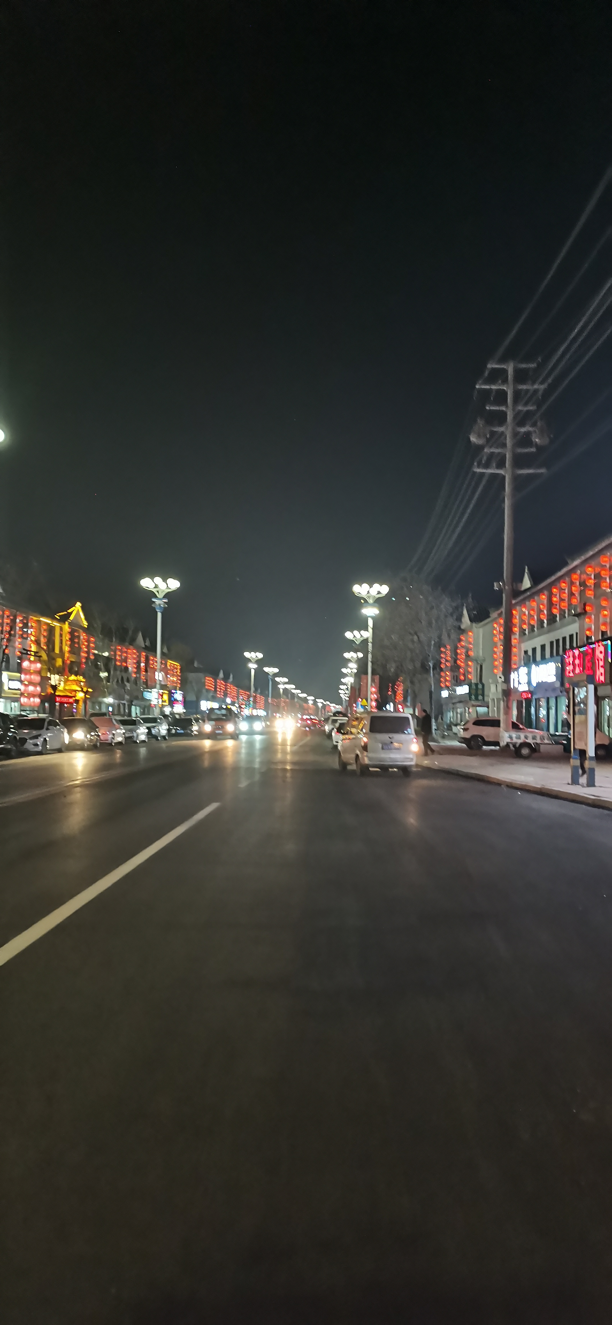 街道两旁的灯光熠熠生辉,为这座繁华都市披上一层金色的外衣.