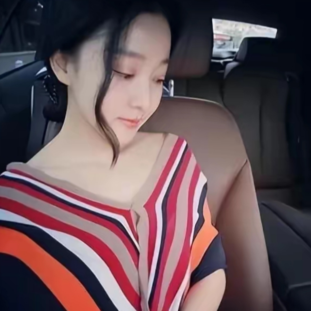 马龙的妻子叫夏露,是法律系的高材生,现在南京市的一家银行工作,2177