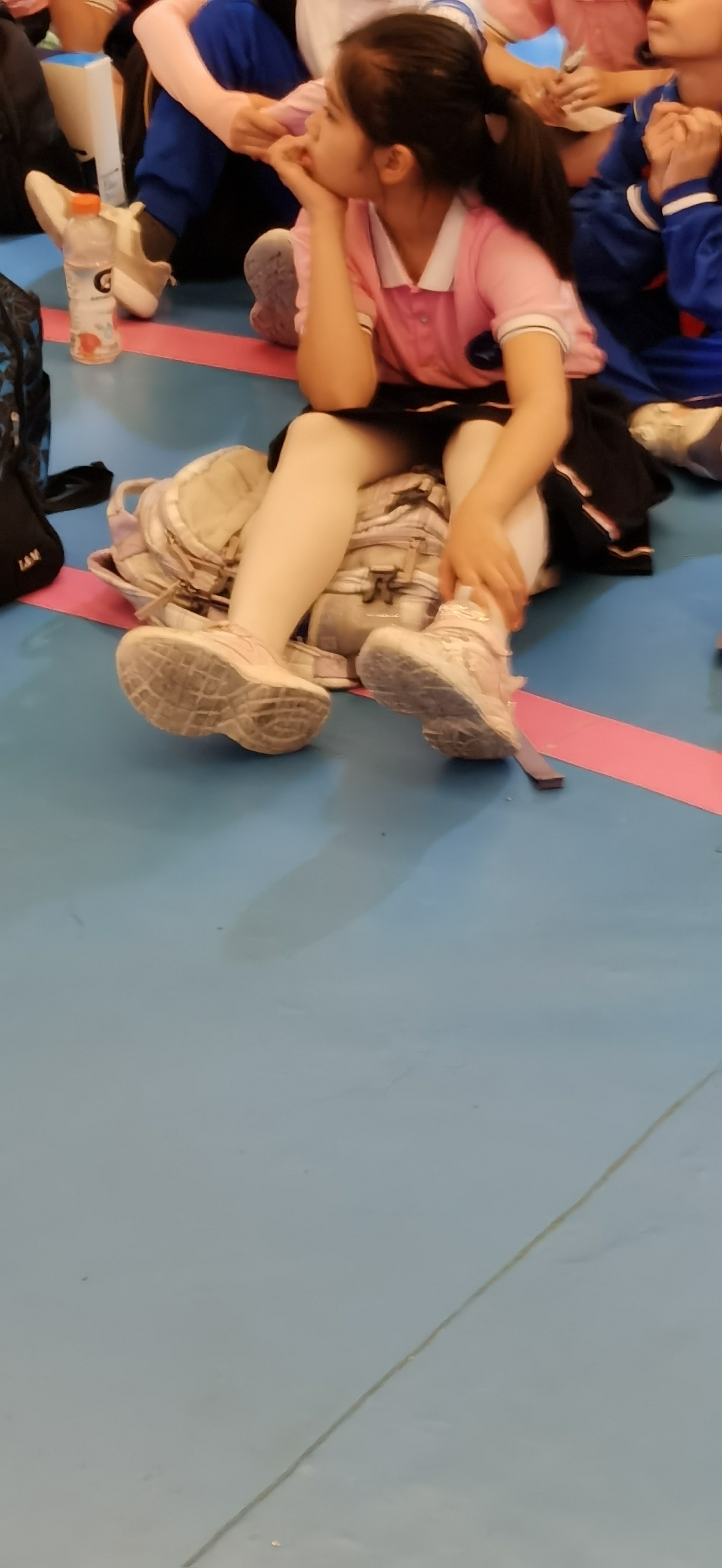 白色连裤袜小女孩参加活动