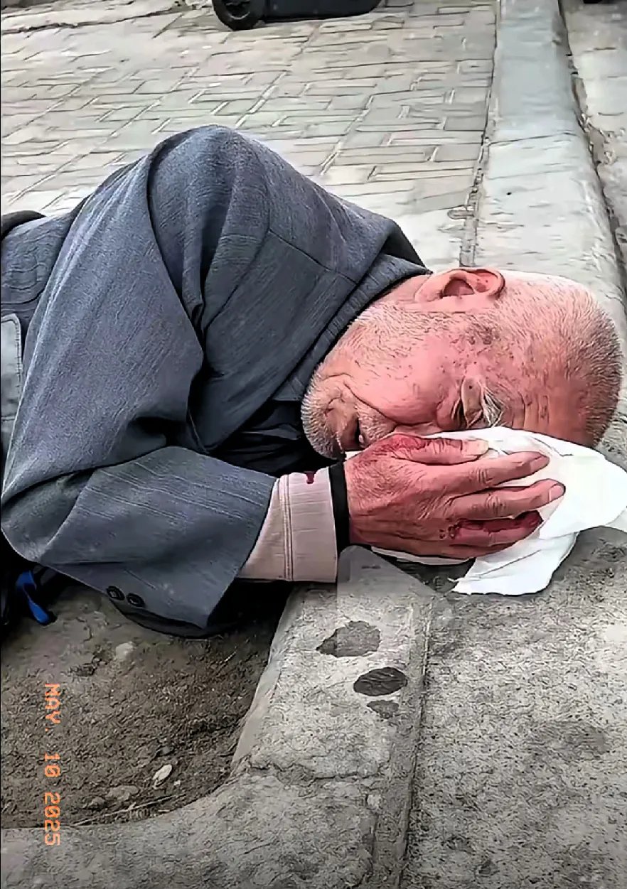 这几天某地发生了一件挺让人难受的事,一个八十多岁的老人摔倒在地上