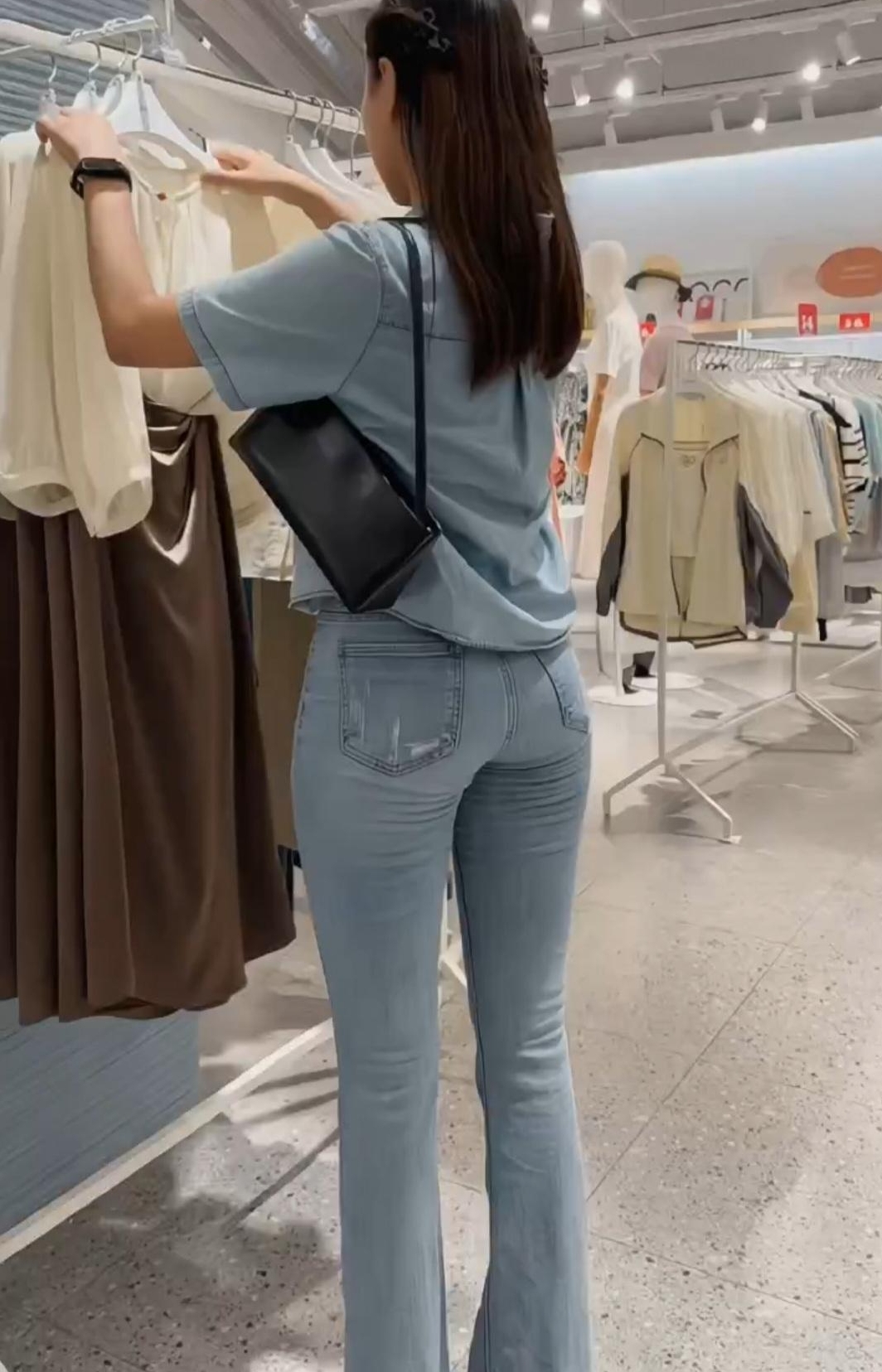 这条牛仔裤实在是太紧了,穿着特别难受.