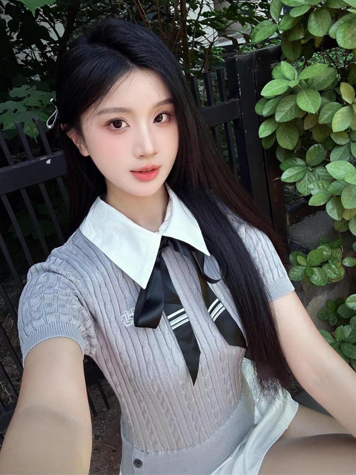 看看,我穿上这条小裙子,感觉自己瞬间又回到了 18 岁呢!