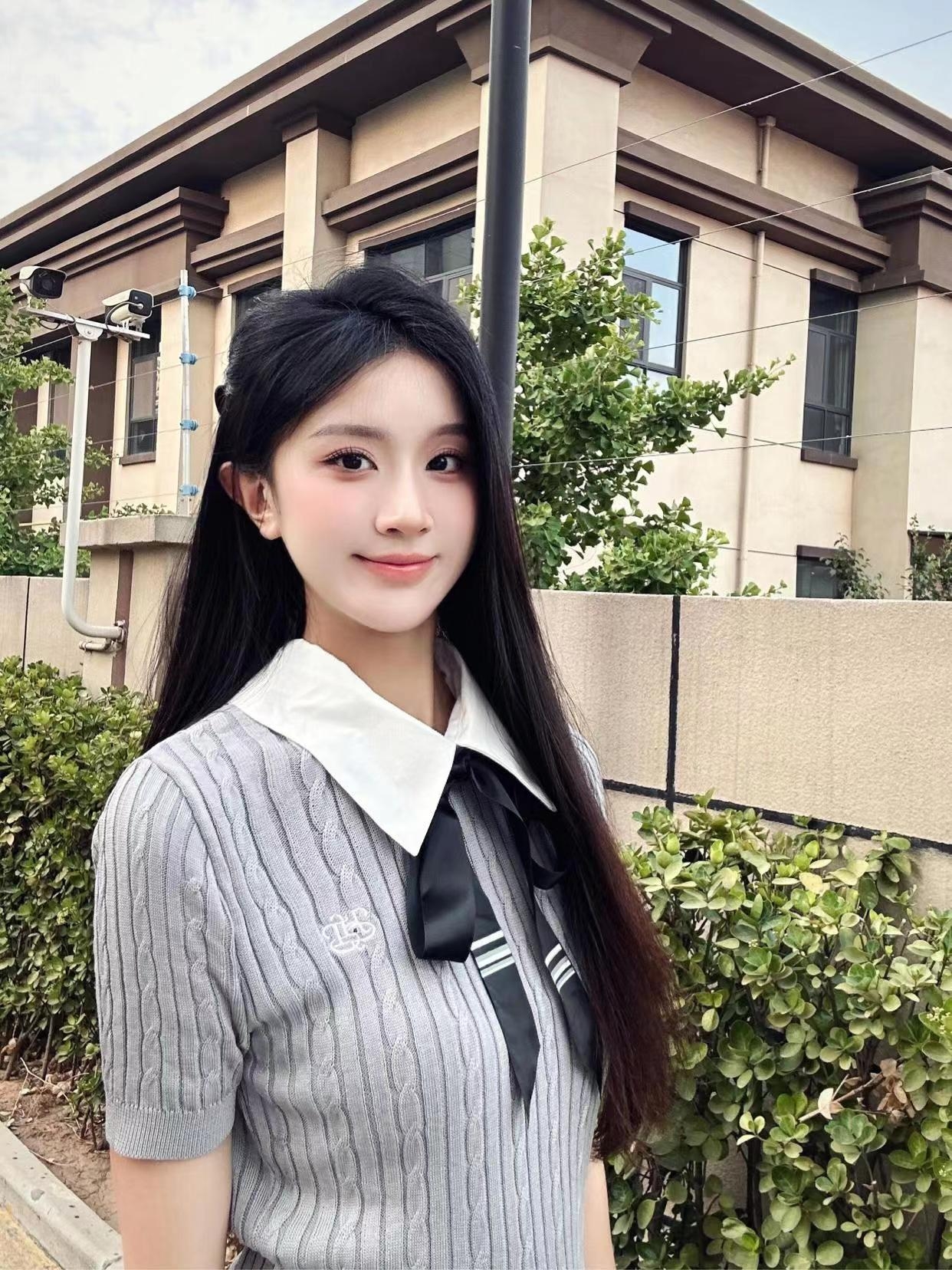 看看,我穿上这条小裙子,感觉自己瞬间又回到了 18 岁呢!