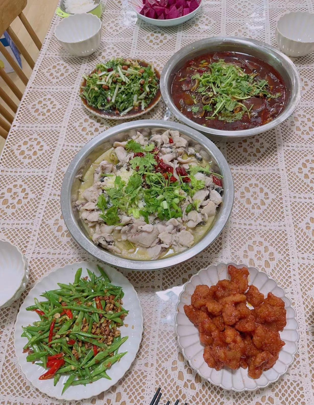 今天晚上碰巧两个朋友同时请我去家里吃饭,这两张照片里就是两个朋友