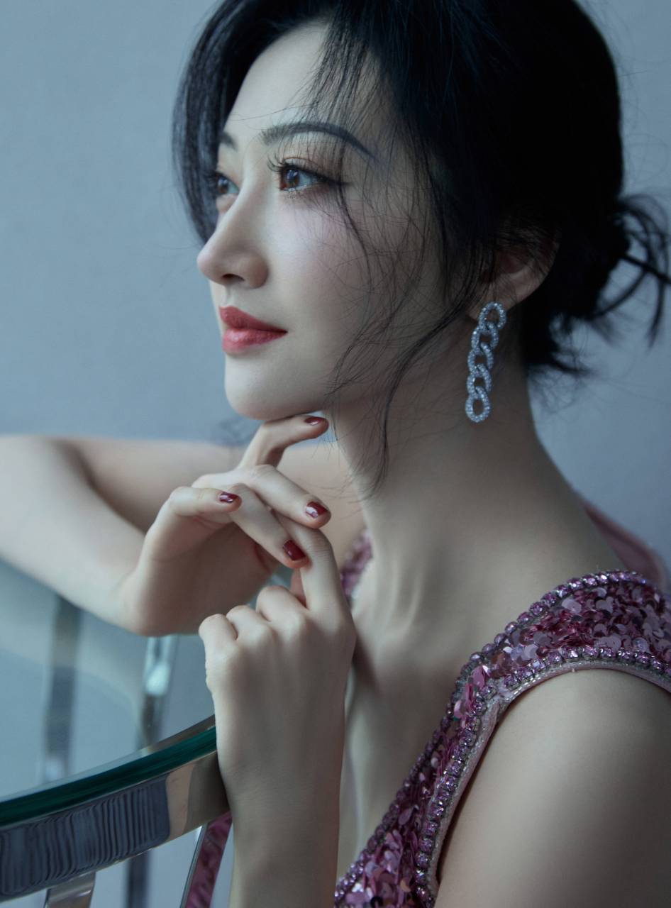 当景甜盘起头发,熟女魅力无与伦比