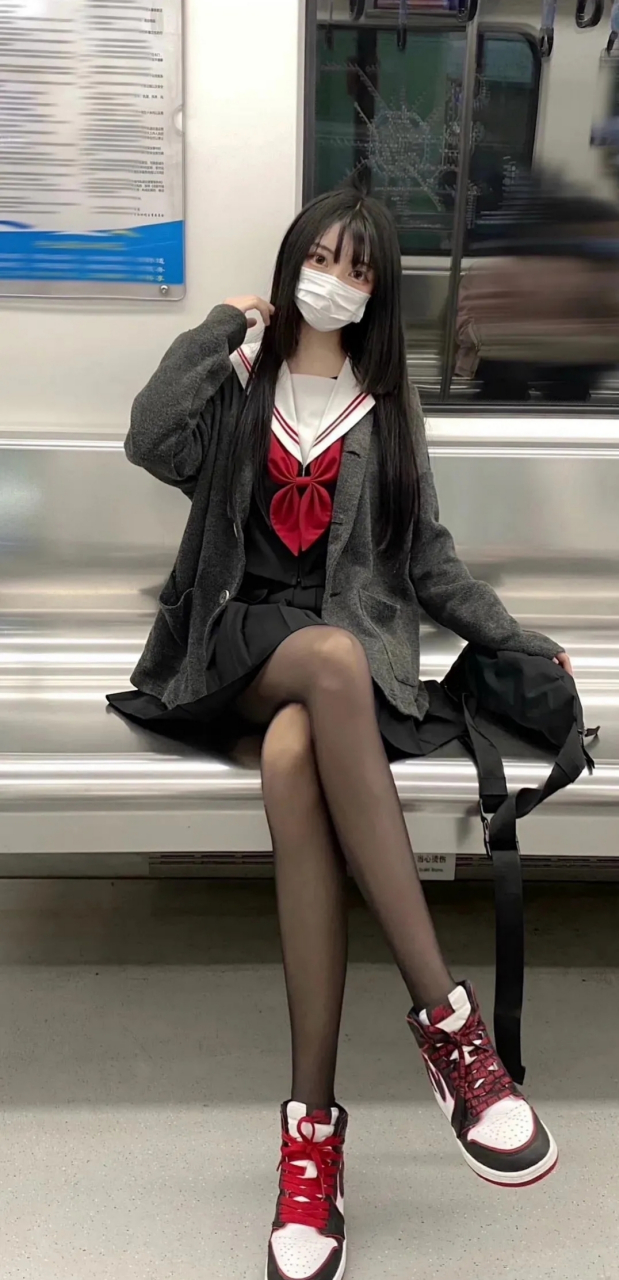jk制服 如果你在地铁上遇见这样一位漂亮的jk小姐姐,你敢上去搭讪吗