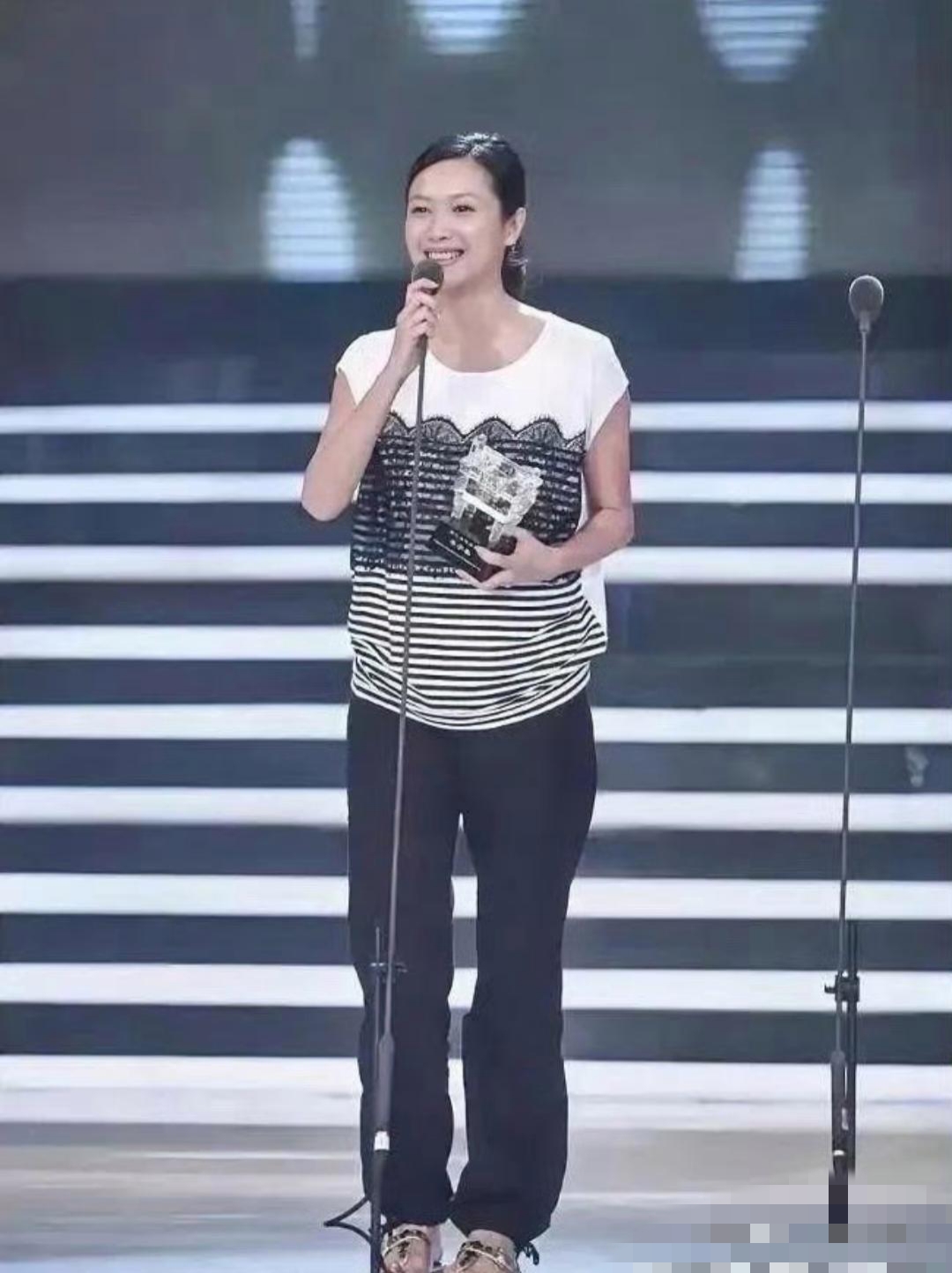 徐静蕾,曾经年纪轻就叫老徐,现在50岁也真的自然老去了,但是看上去很