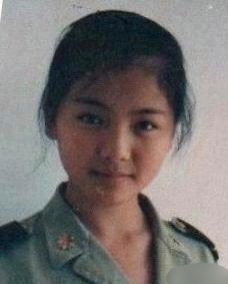 那时候她刚15岁,她一身军装很是精神,就属她最漂亮.#热点引擎计划