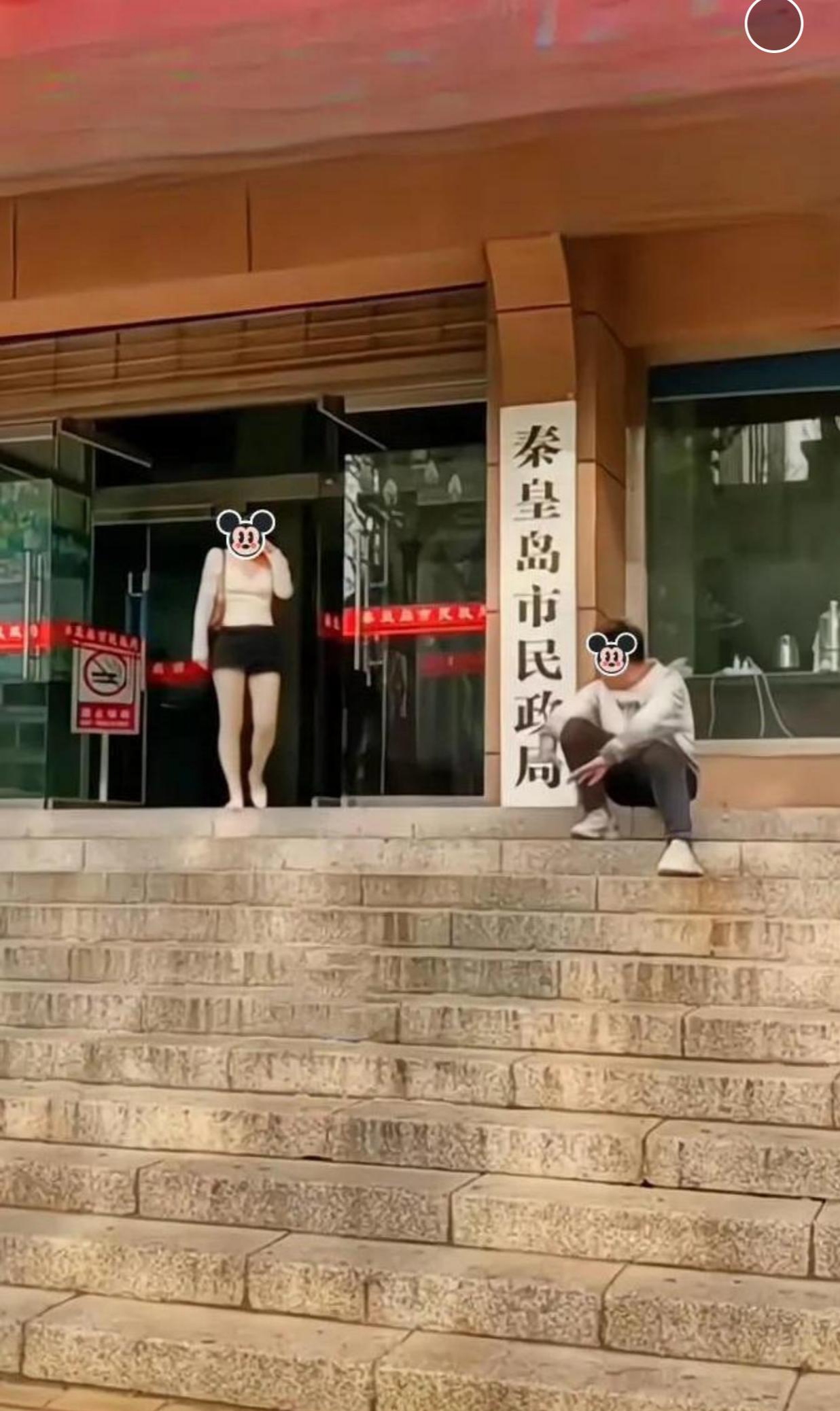 网上看到在民政局门口,一个大哥守在门口,只要有人哭着出来,他就上前