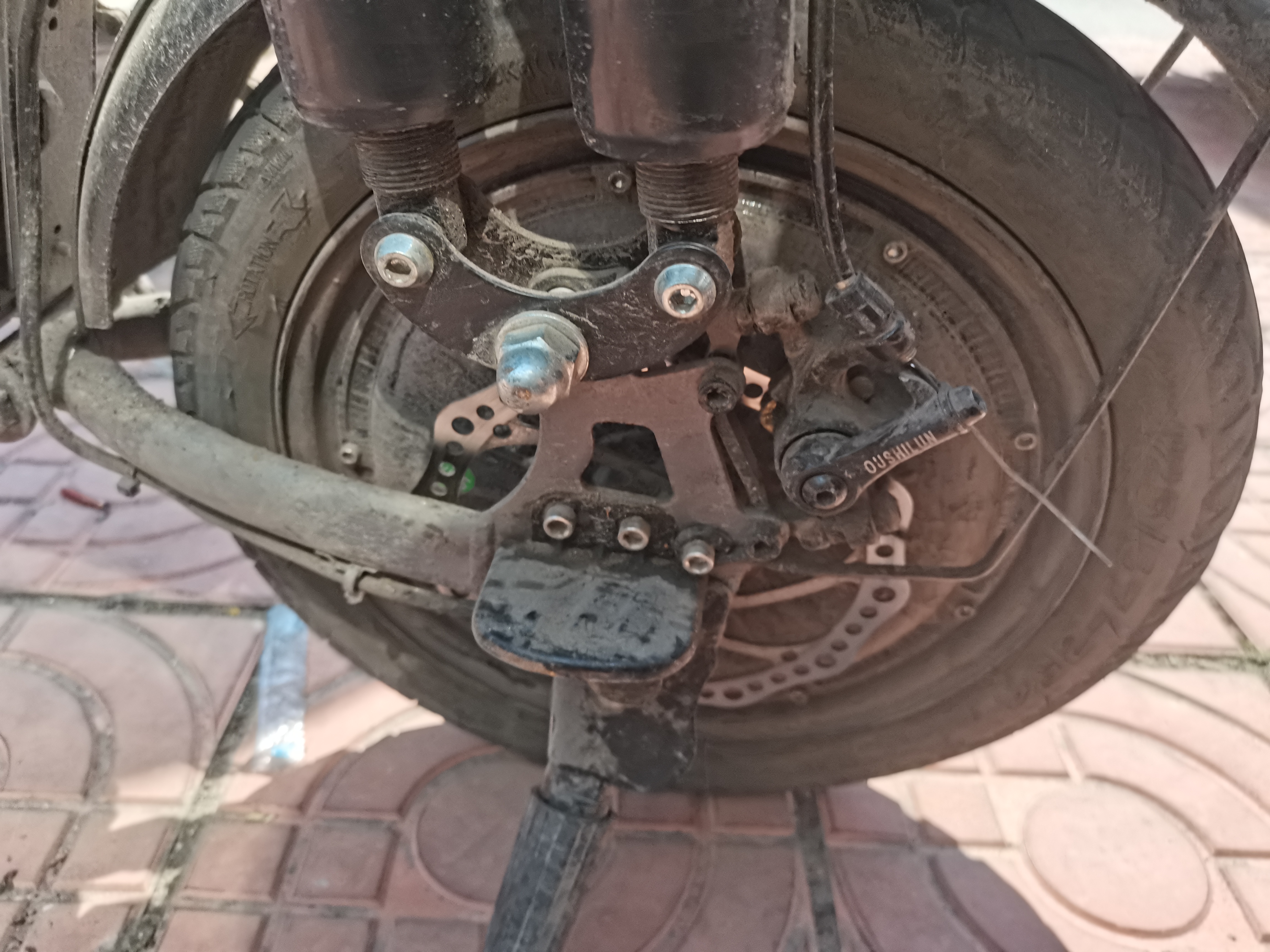 《非常感激的》 下班路上的红绿灯路口,碰到公司的大叔,我一个刹车