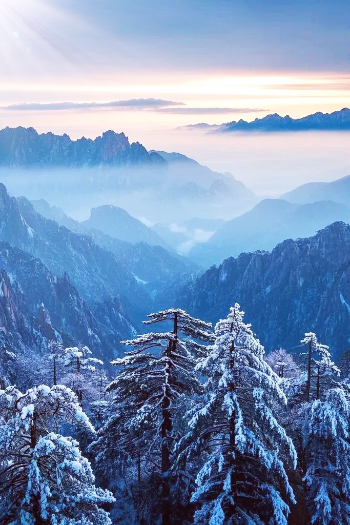黄山,位于中国安徽省南部黄山市境内,是中国著名的山岳风景区之一